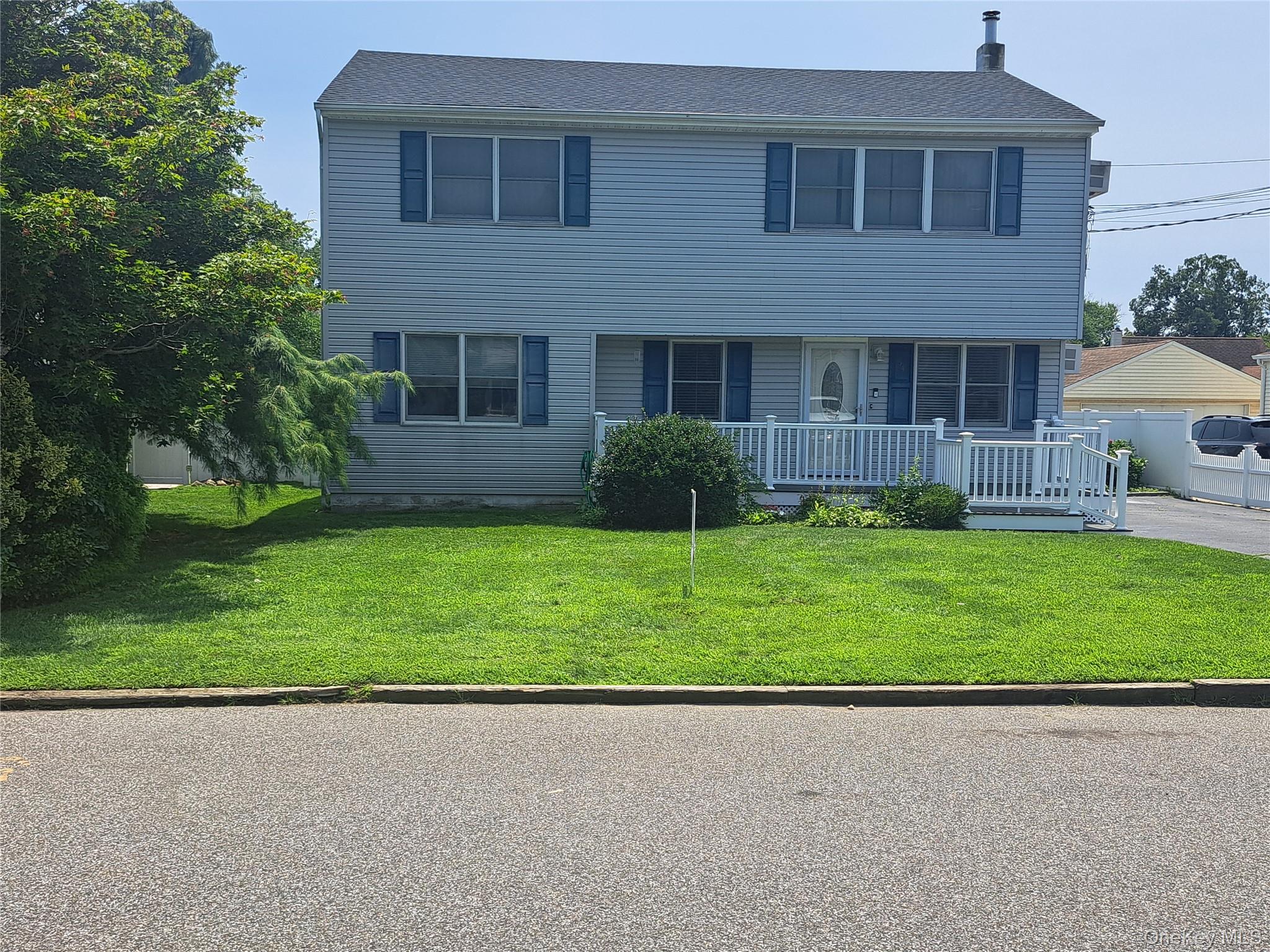 1st image of 546 17th St, West Babylon, NY 11704 | MLS# 1017374