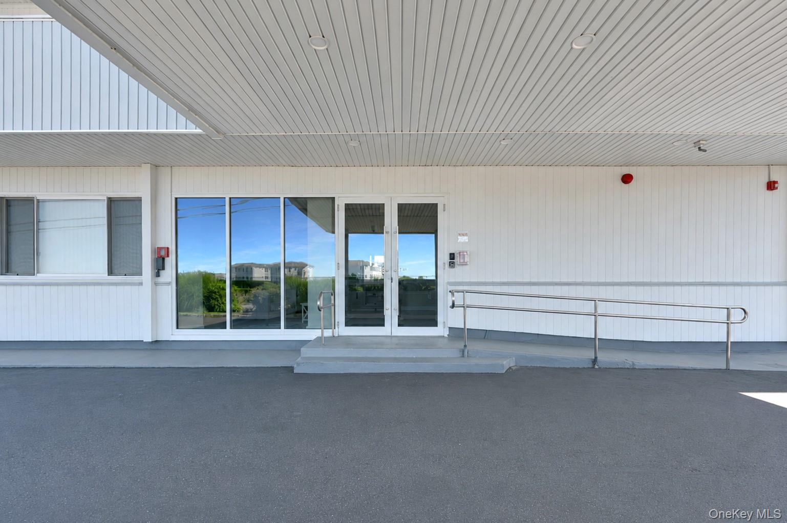 2nd image of 585 Dune Rd, Southampton, NY 11978