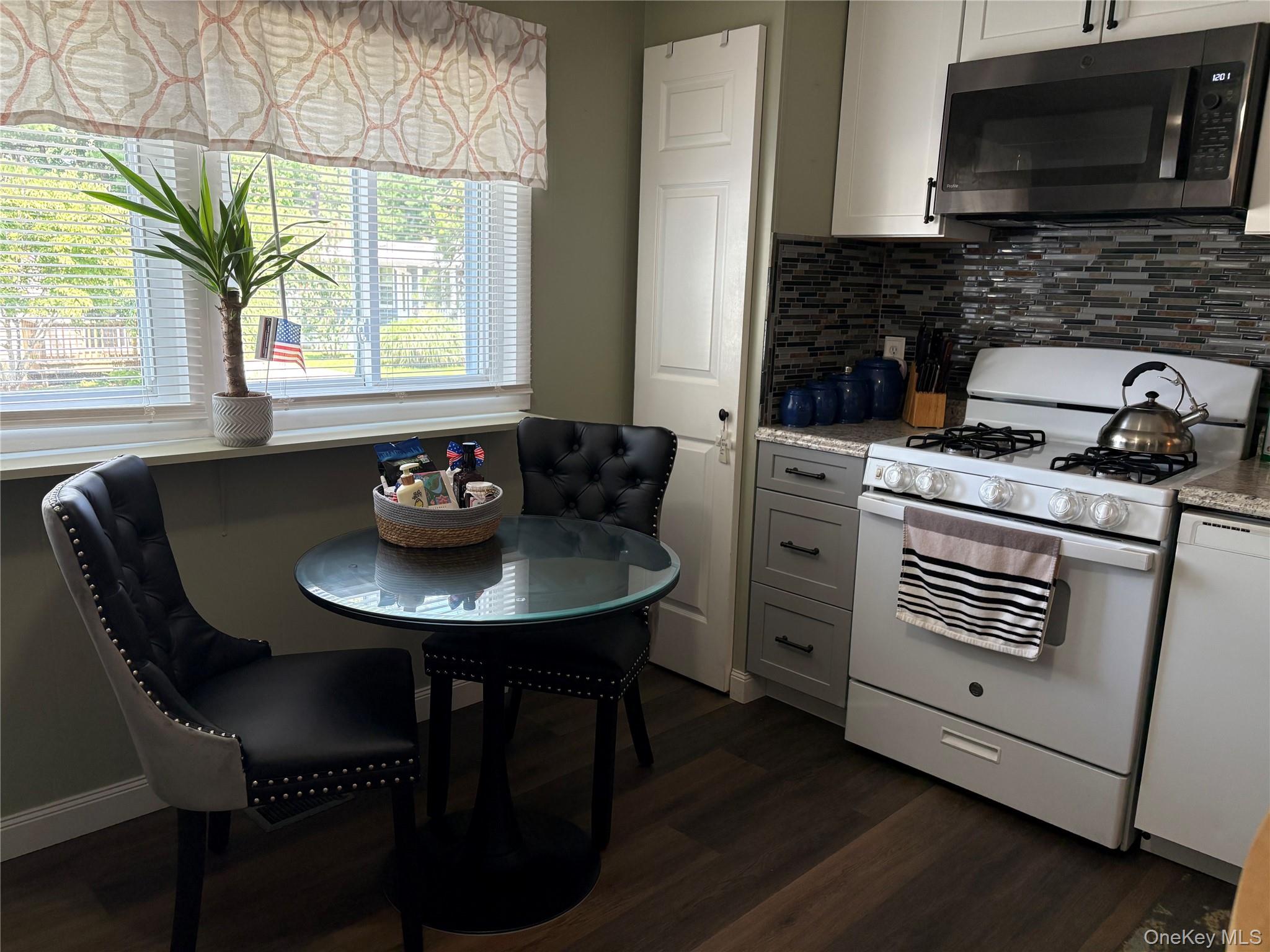 4th image of 525/158 Riverleigh Ave Riverleigh, Riverhead, NY 11901 | MLS# 1020237