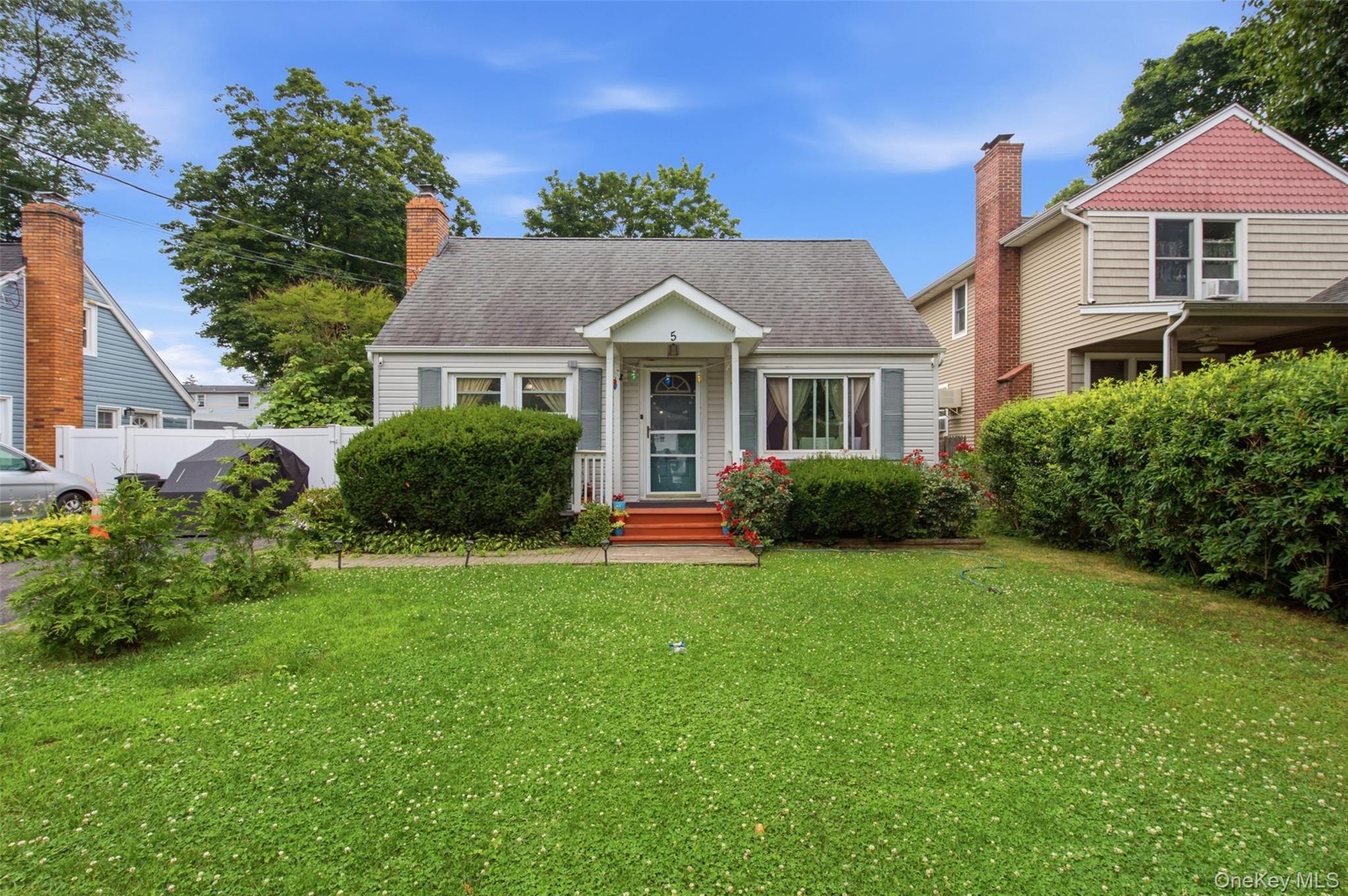 2nd image of 5 Putnam Pl, Huntington, NY 11746 | MLS# 1020516