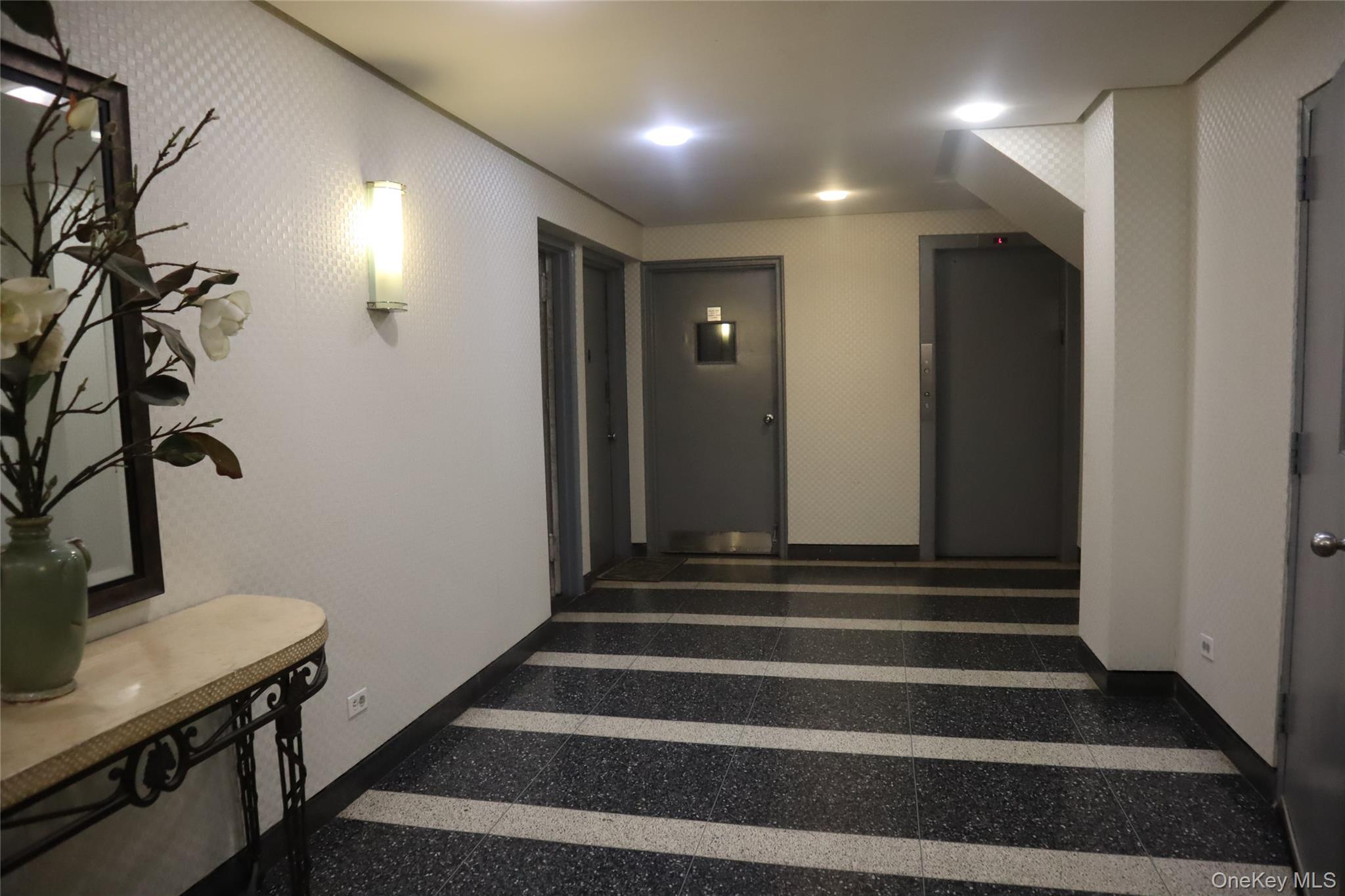 2nd image of 220 E 87Th St, New York, NY 10128
