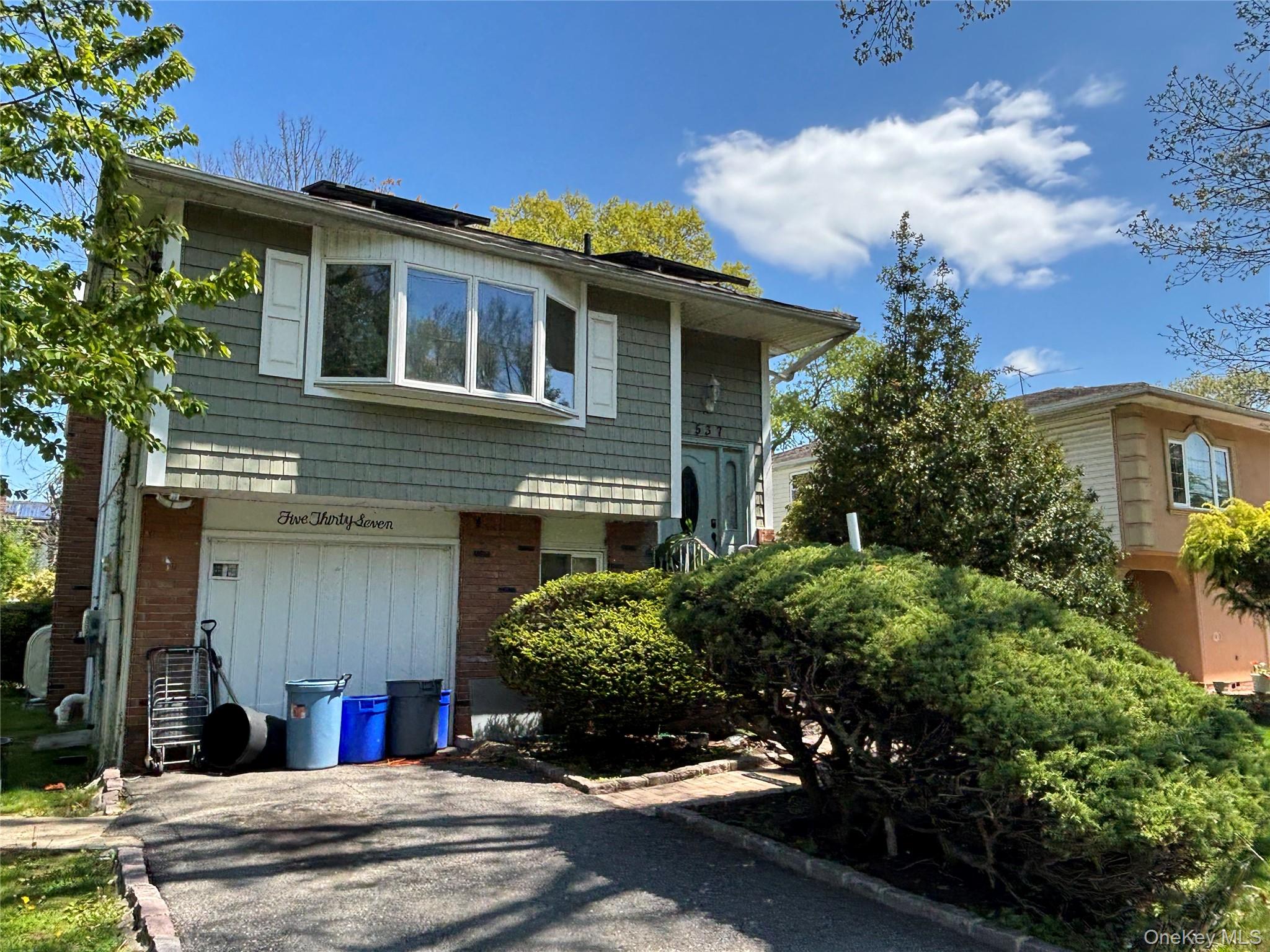 1st image of 537 Lakeway Dr, West Babylon, NY 11704 | MLS# 1023307