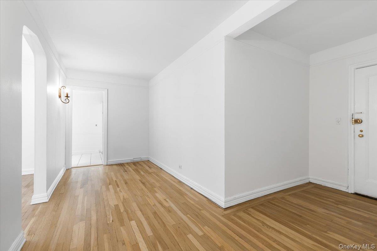 3rd image of 250 Bronxville Rd, Yonkers, NY 10701