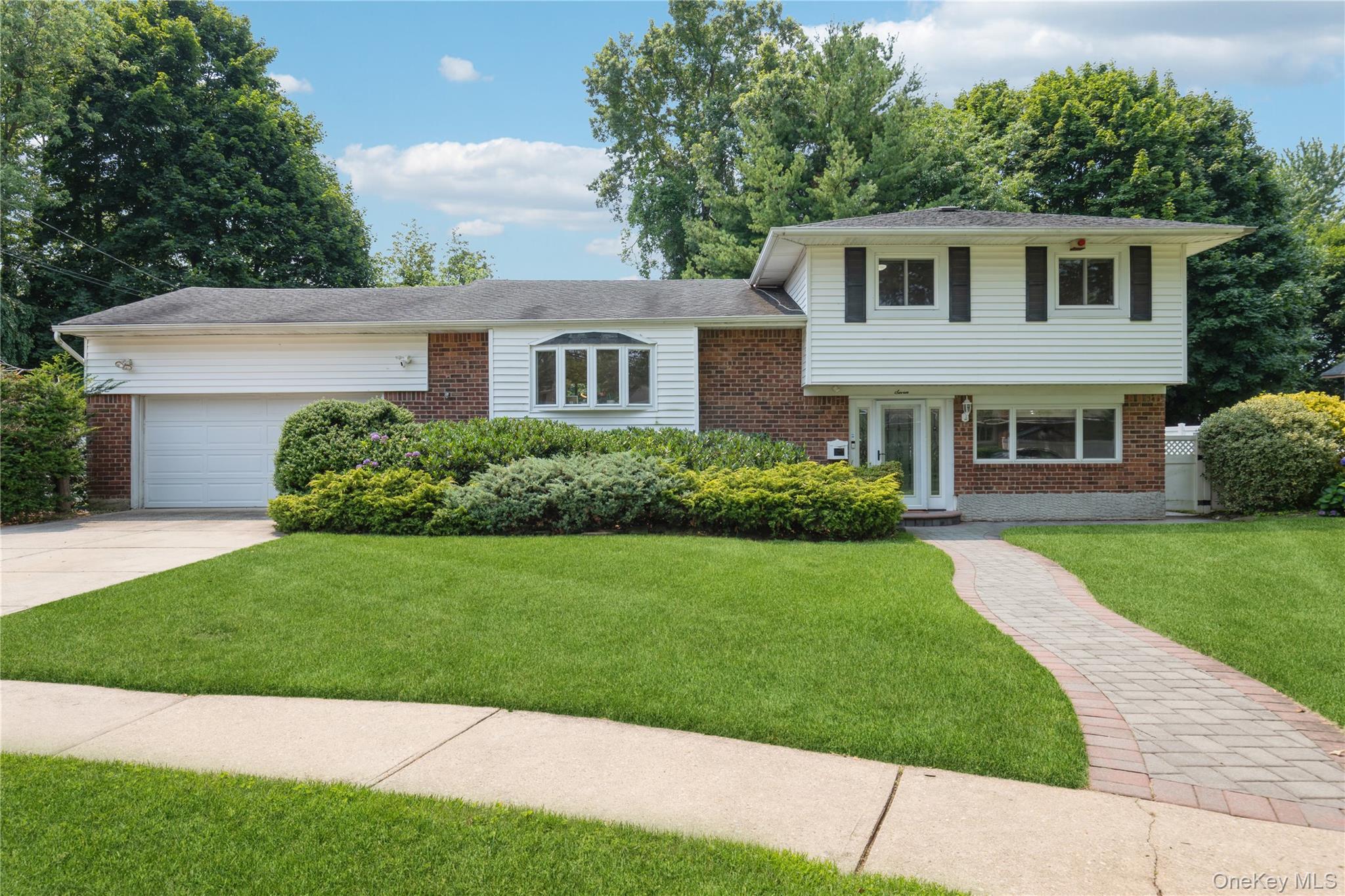 2nd image of 7 Ebb Ct, Huntington, NY 11725 | MLS# 1024866