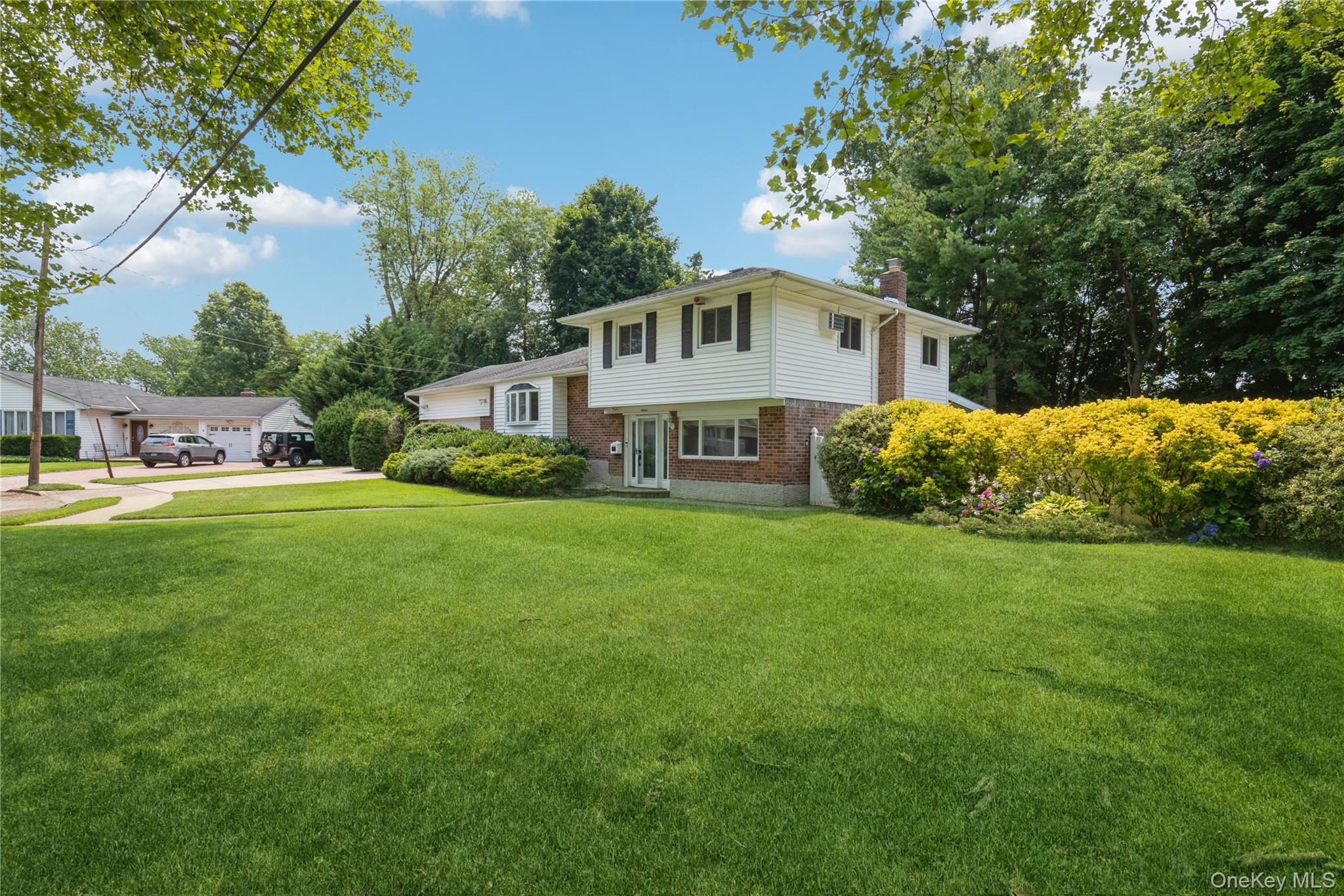 3rd image of 7 Ebb Ct, Huntington, NY 11725 | MLS# 1024866