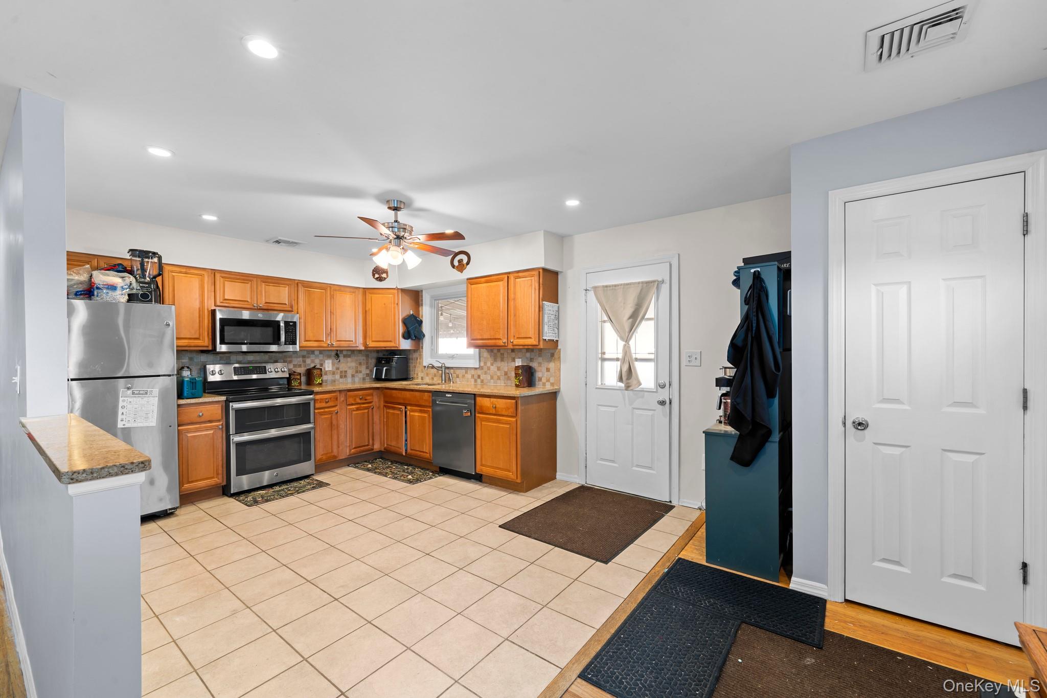 5th image of 30 44Th St, Lindenhurst, NY 11757 | MLS# 1025209