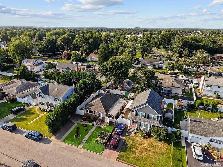 2nd image of 30 44th St, Lindenhurst, NY 11757 | MLS# 1025209
