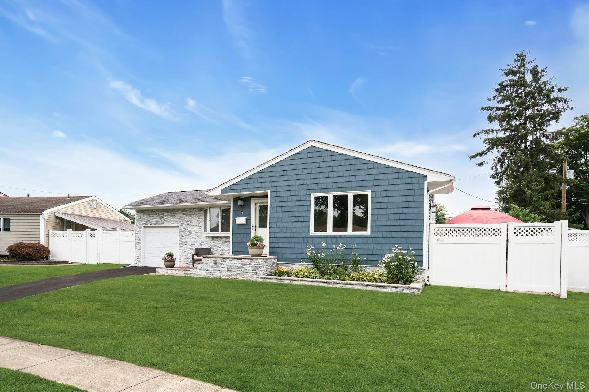 3rd image of 5 Stagg Ln, Huntington, NY 11725 | MLS# 1026195