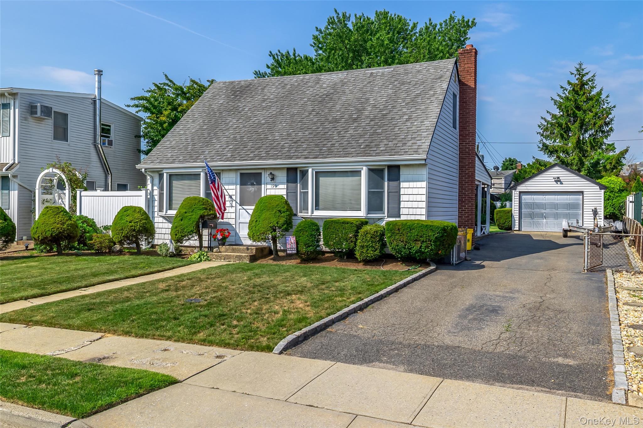 2nd image of 190 Cottage Blvd, Oyster Bay, NY 11801 | MLS# 1026278