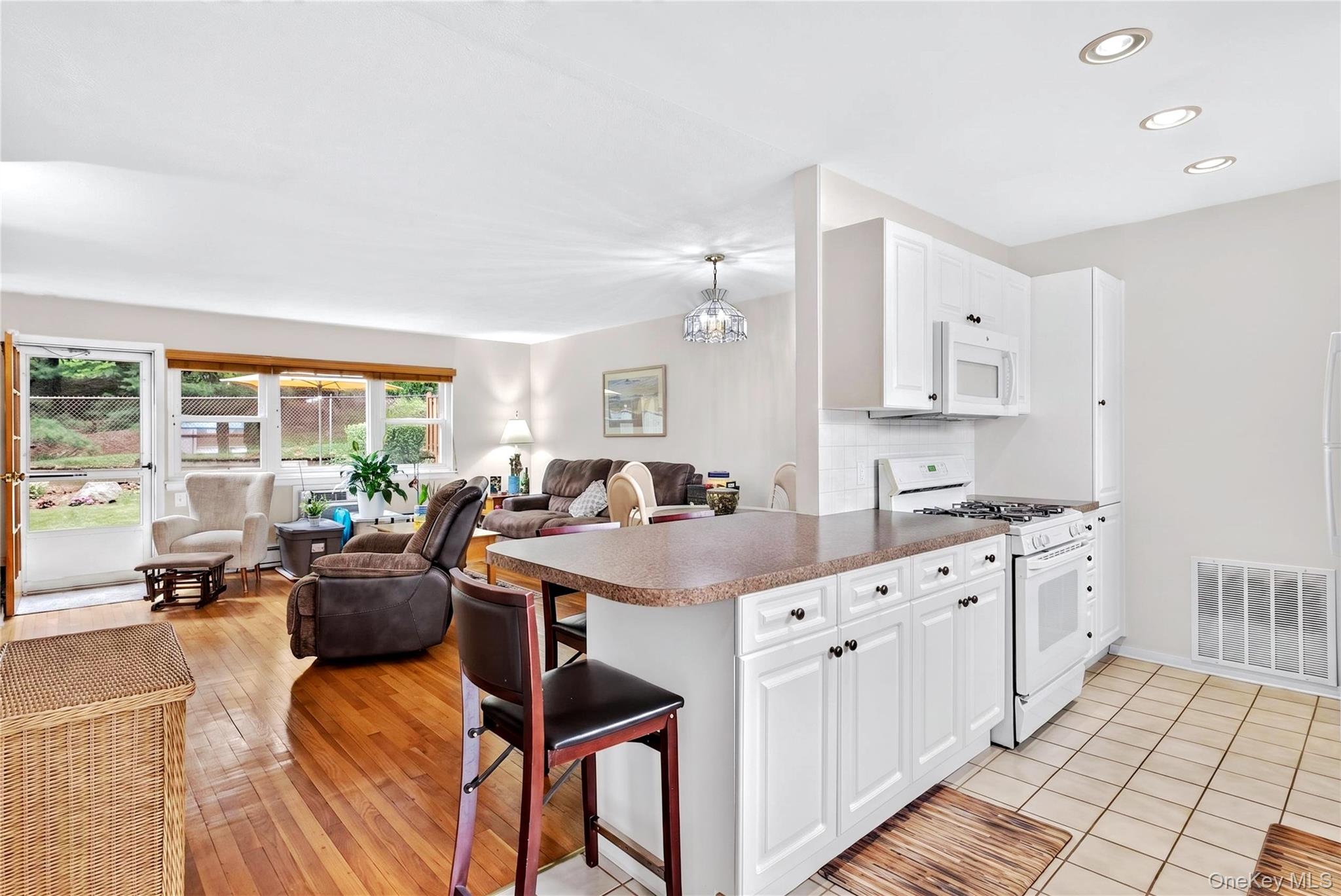 4th image of 671 Pelham Rd #D9, New Rochelle, NY 10805 | MLS# 1026301