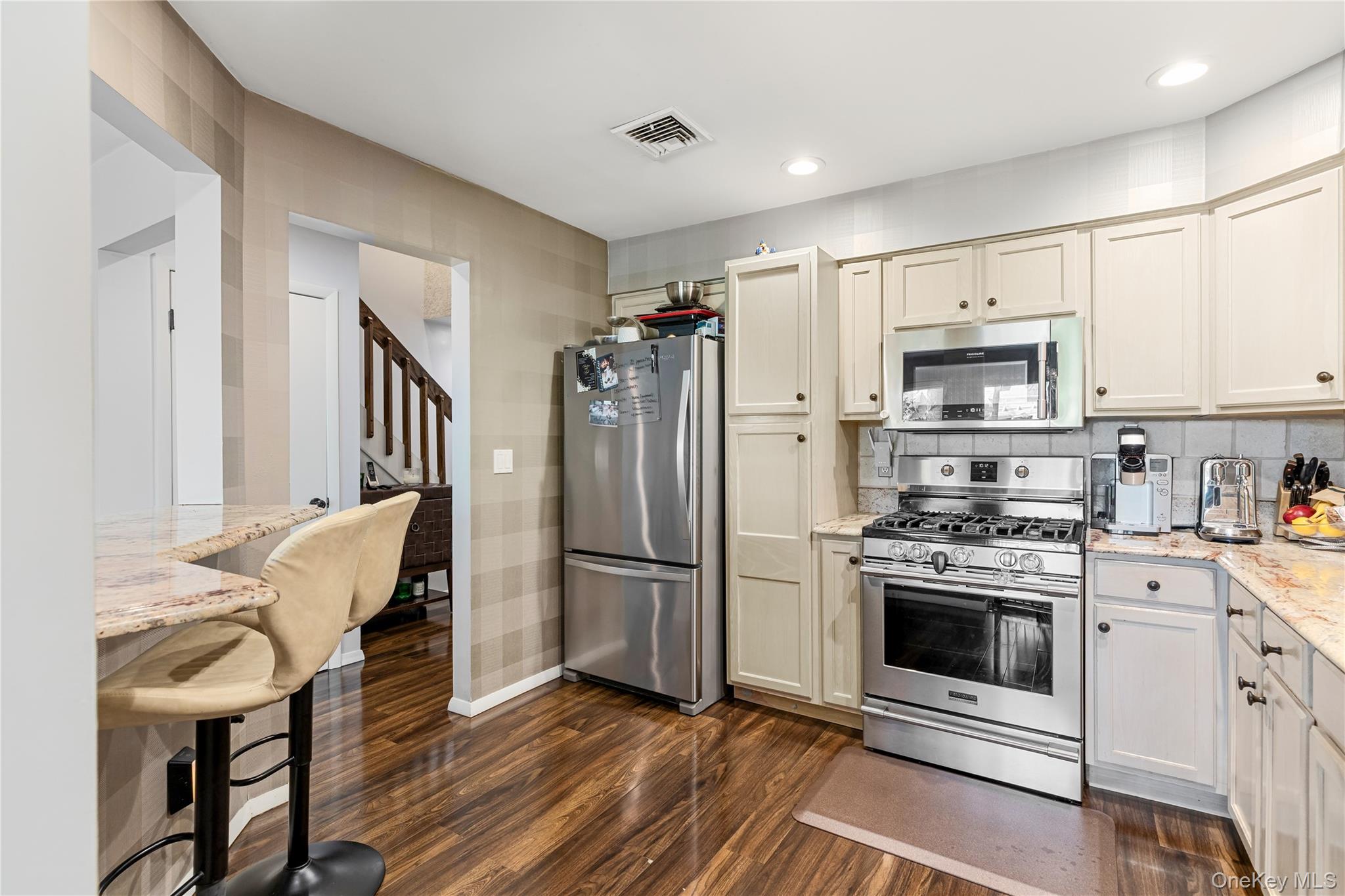 4th image of 9 Pleasant Ln, Islip, NY 11706 | MLS# 1026459