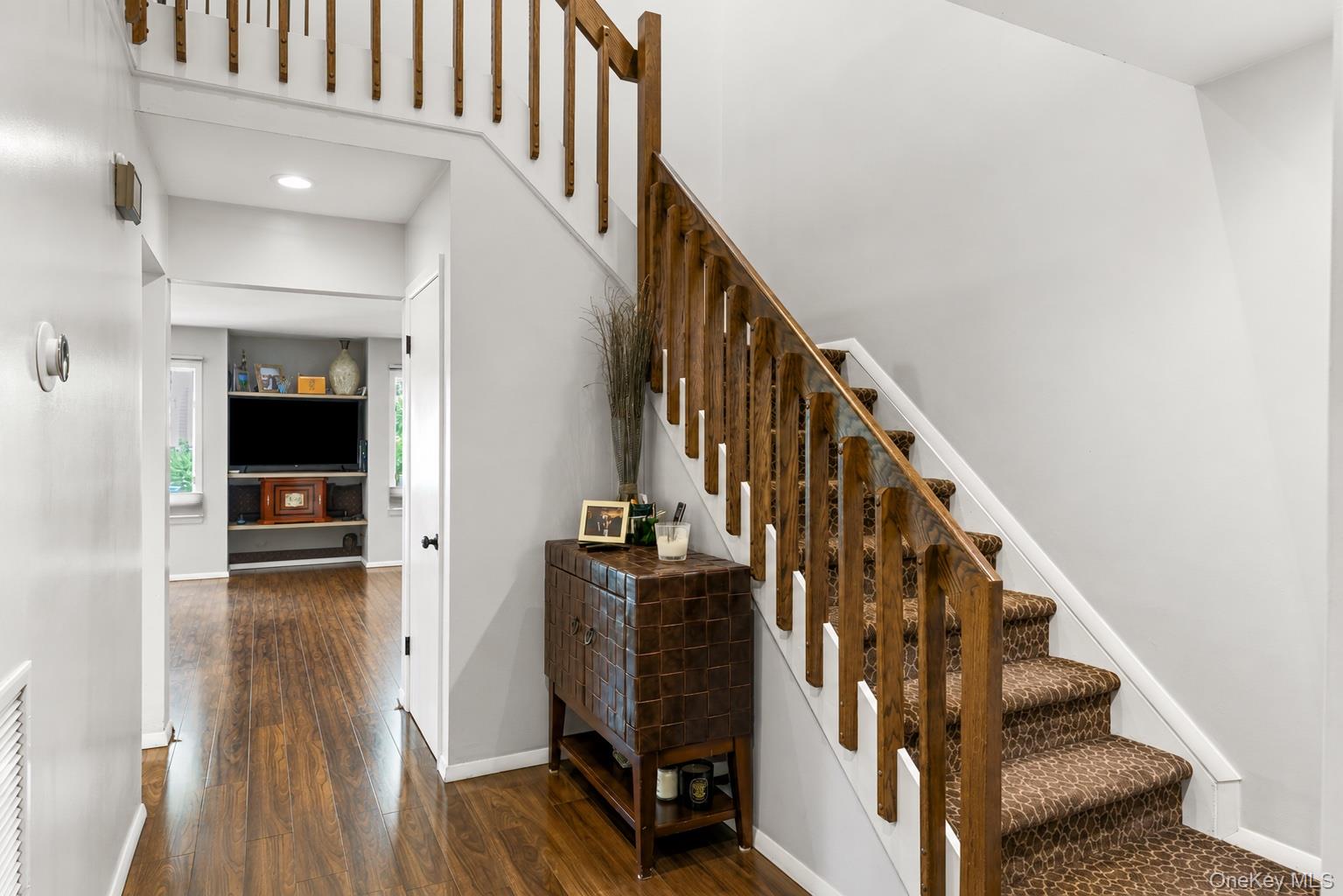 2nd image of 9 Pleasant Ln, Islip, NY 11706 | MLS# 1026459