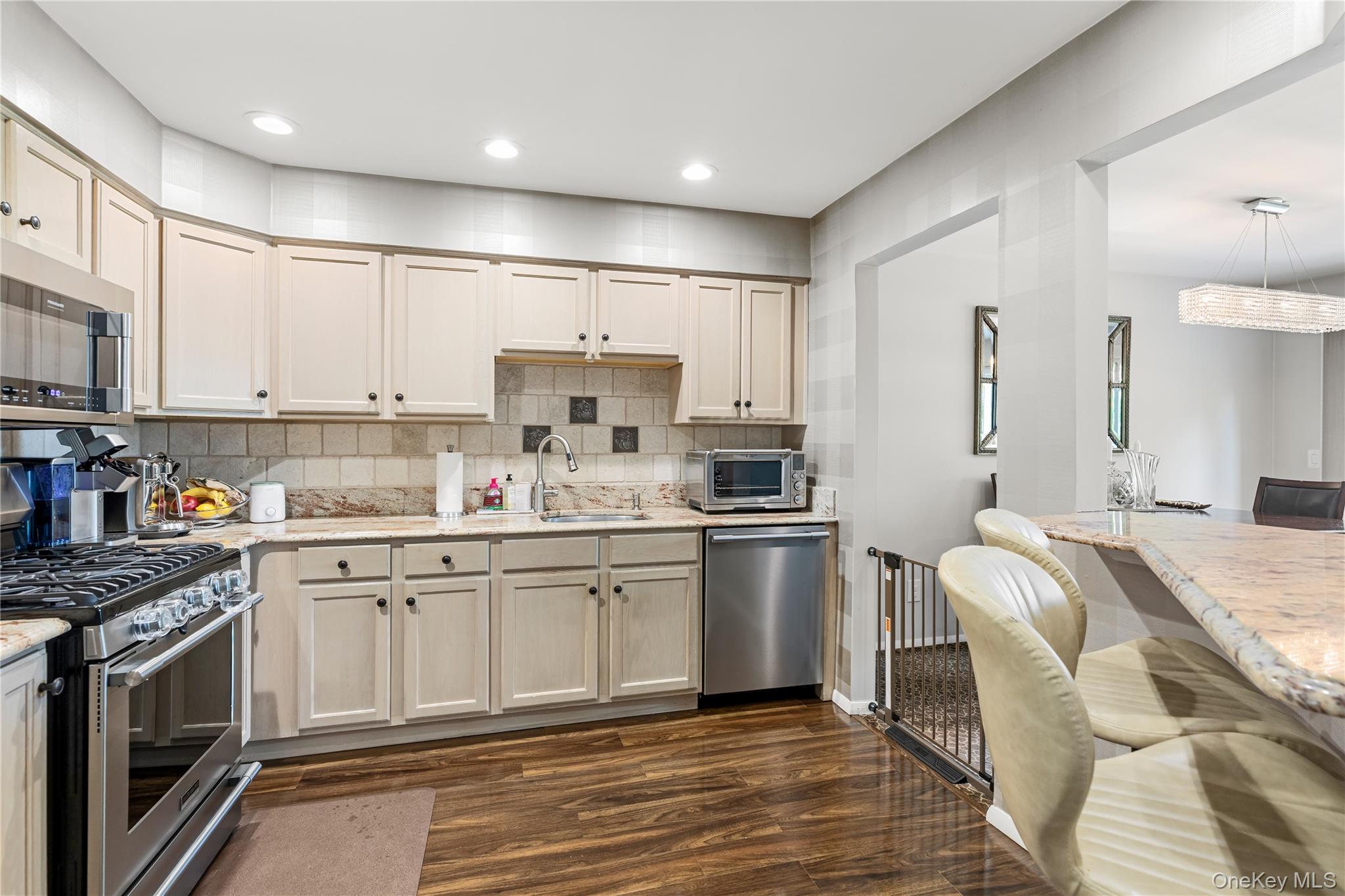 3rd image of 9 Pleasant Ln, Islip, NY 11706 | MLS# 1026459