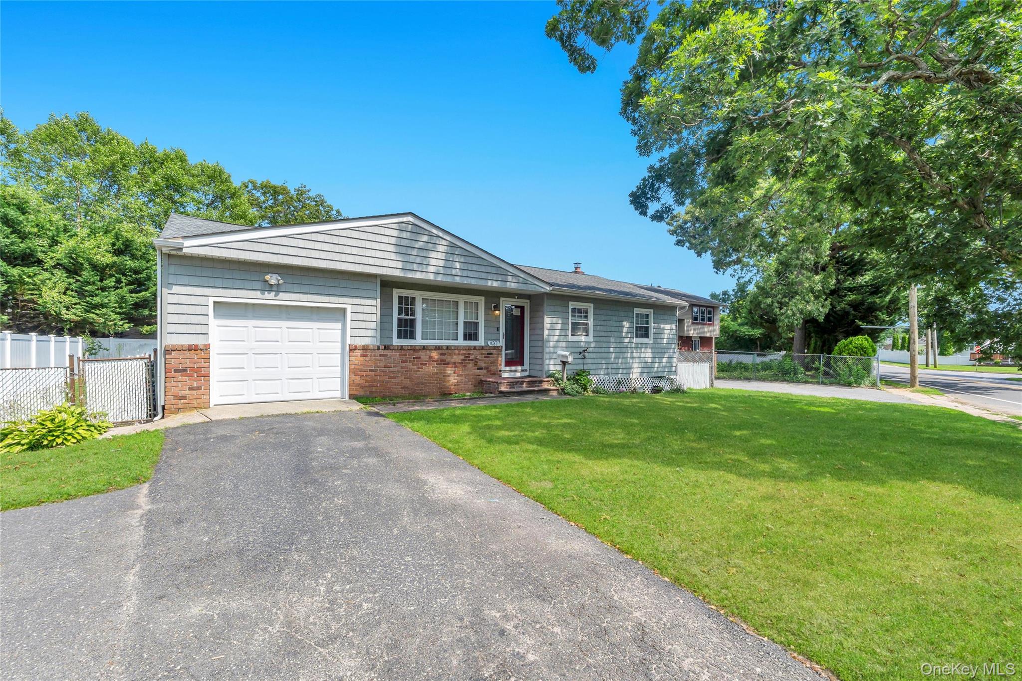 3rd image of 437 Commack Rd, Islip, NY 11751 | MLS# 1026573