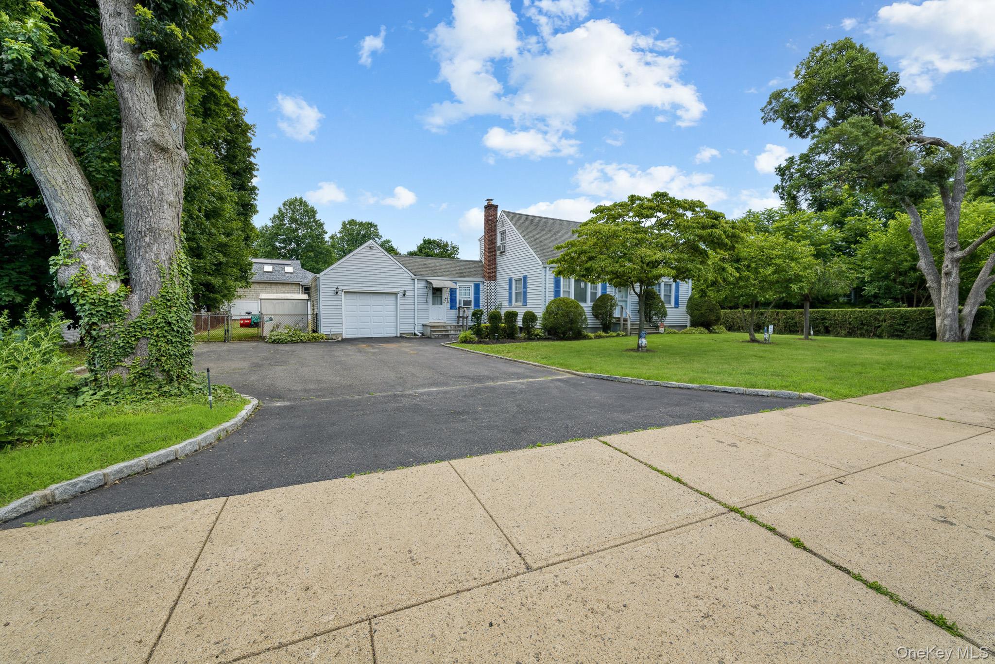 3rd image of 1547 Walt Whitman Rd, Huntington, NY 11747 | MLS# 1026785