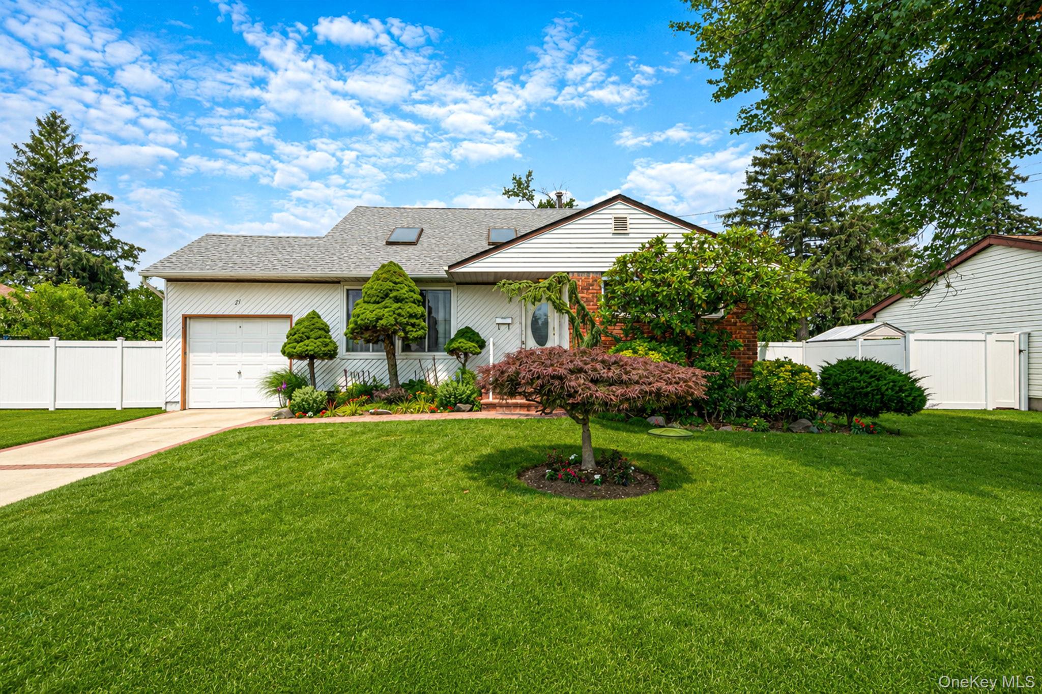 2nd image of 27 Ventura Dr, Babylon, NY 11703 | MLS# 1026923