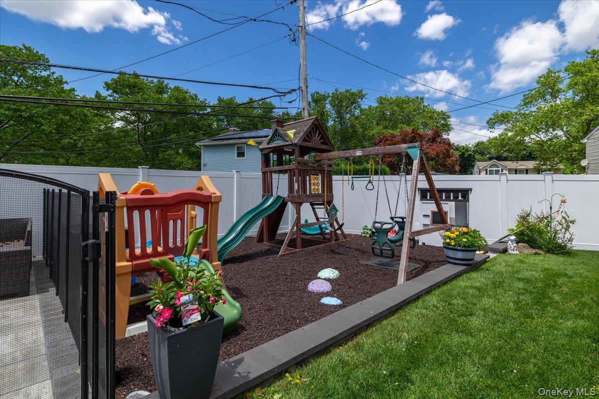 17th image of 19 Sycamore St, Huntington, NY 11747 | MLS# 1026971