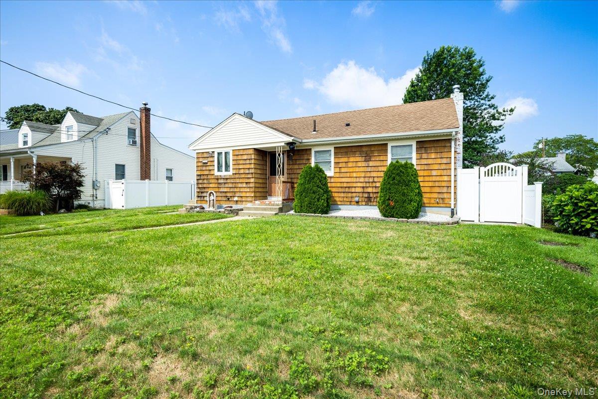3rd image of 17 Joludow Dr, Oyster Bay, NY 11762 | MLS# 1027218
