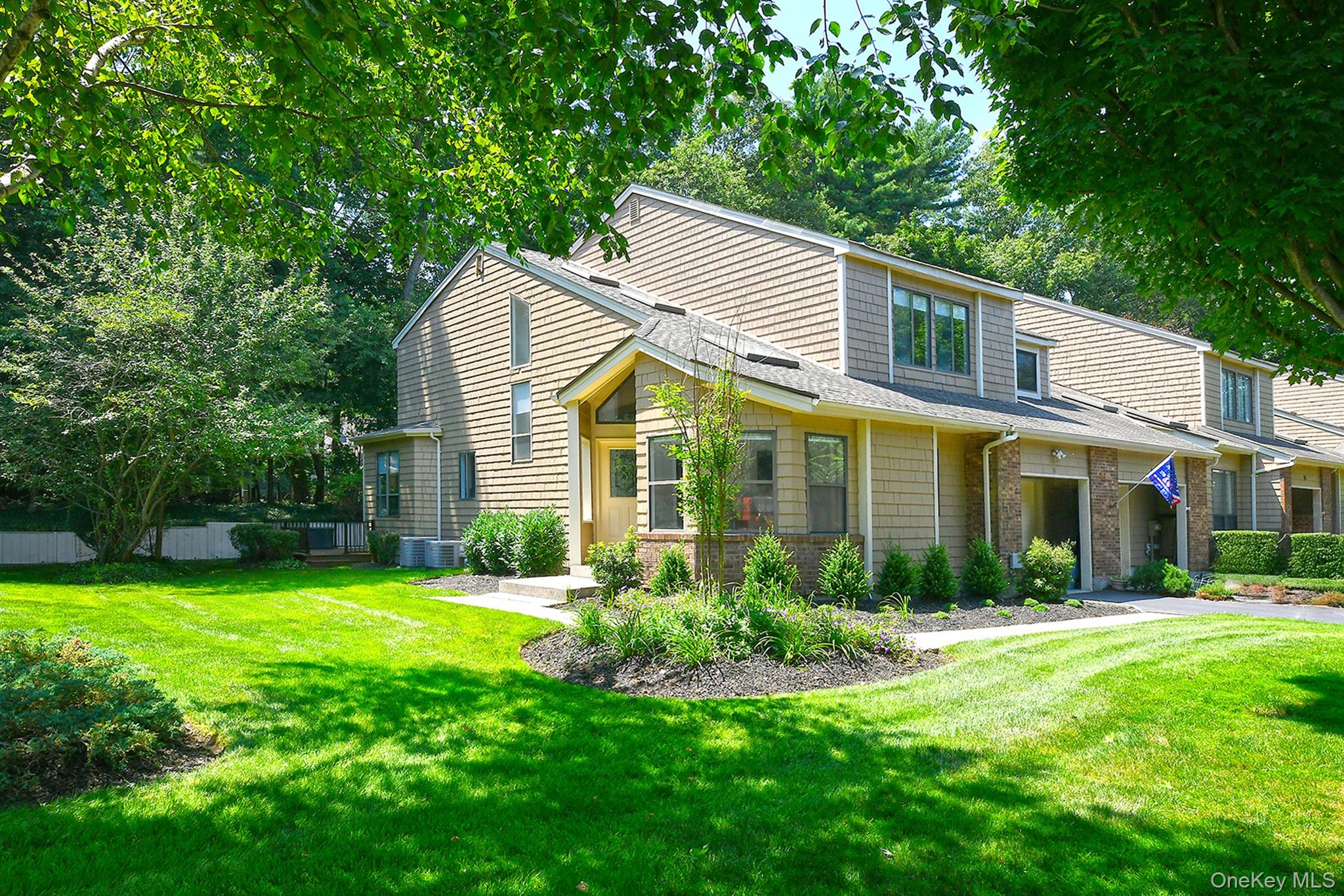 2nd image of 8 Whitman Ridge Dr, Huntington, NY 11747 | MLS# 1027544