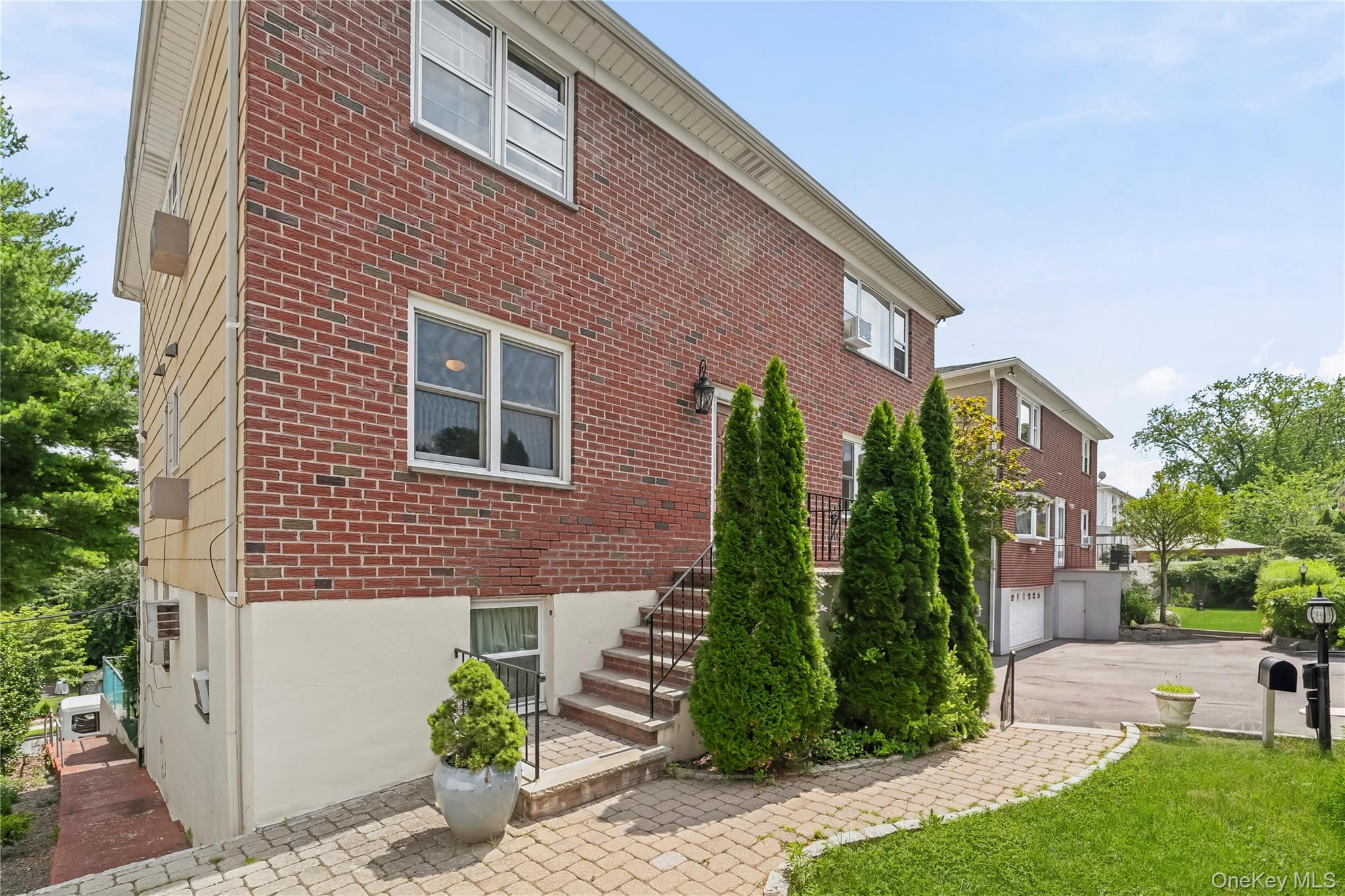 3rd image of 21 Bryn Mawr Pl, Yonkers, NY 10701 | MLS# 1027644