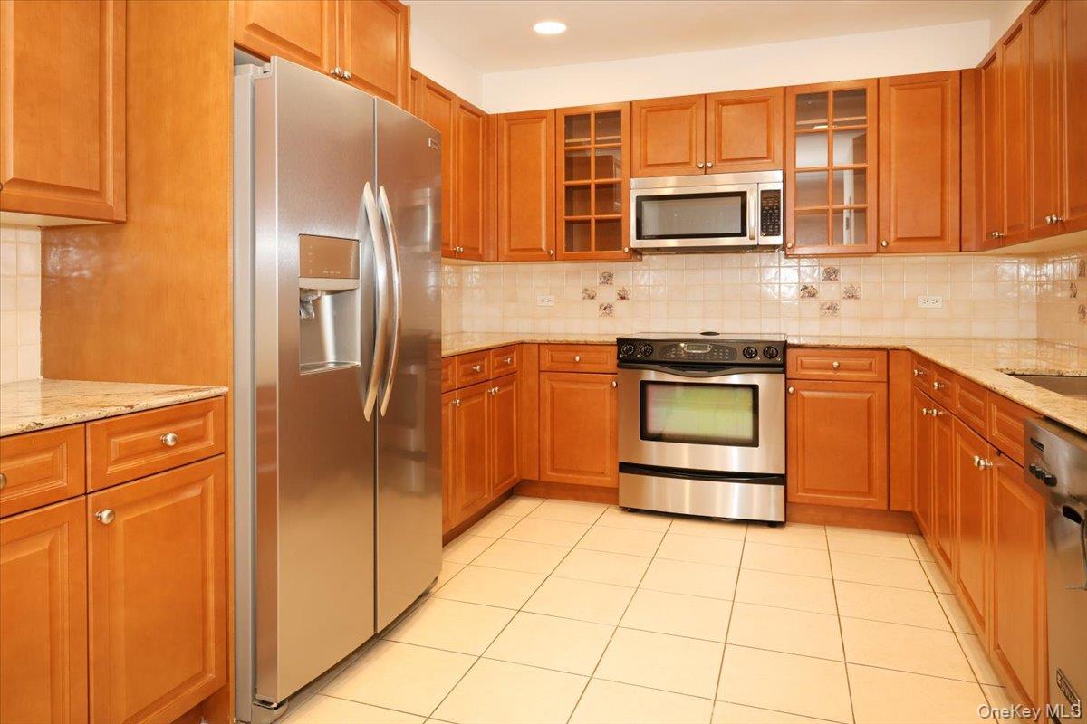 5th image of 100 Harbor View Dr Sw #335, North Hempstead, NY 11050 | MLS# 1027844