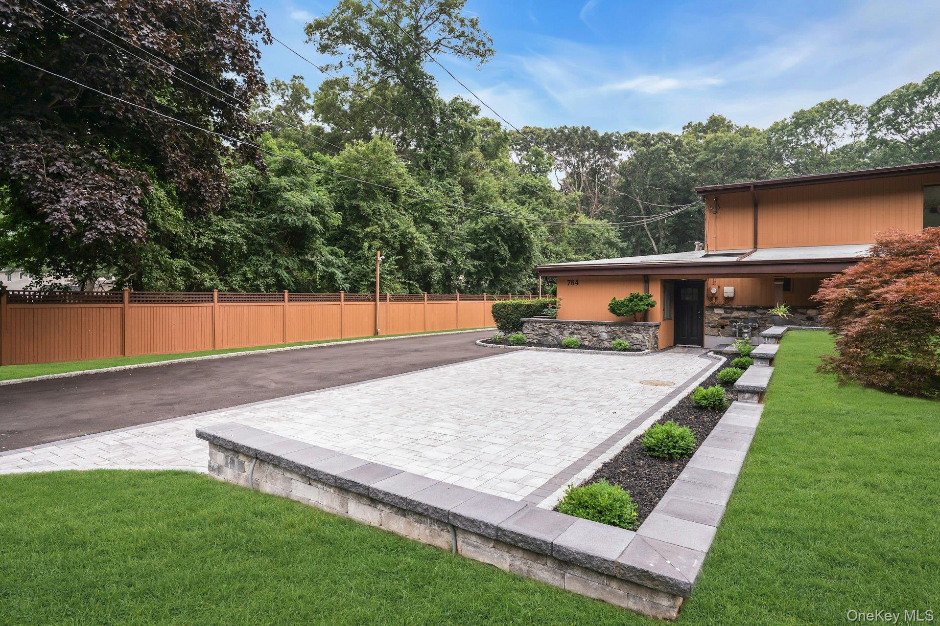 3rd image of 764 Vanderbilt Pkwy, Huntington, NY 11746 | MLS# 1027852