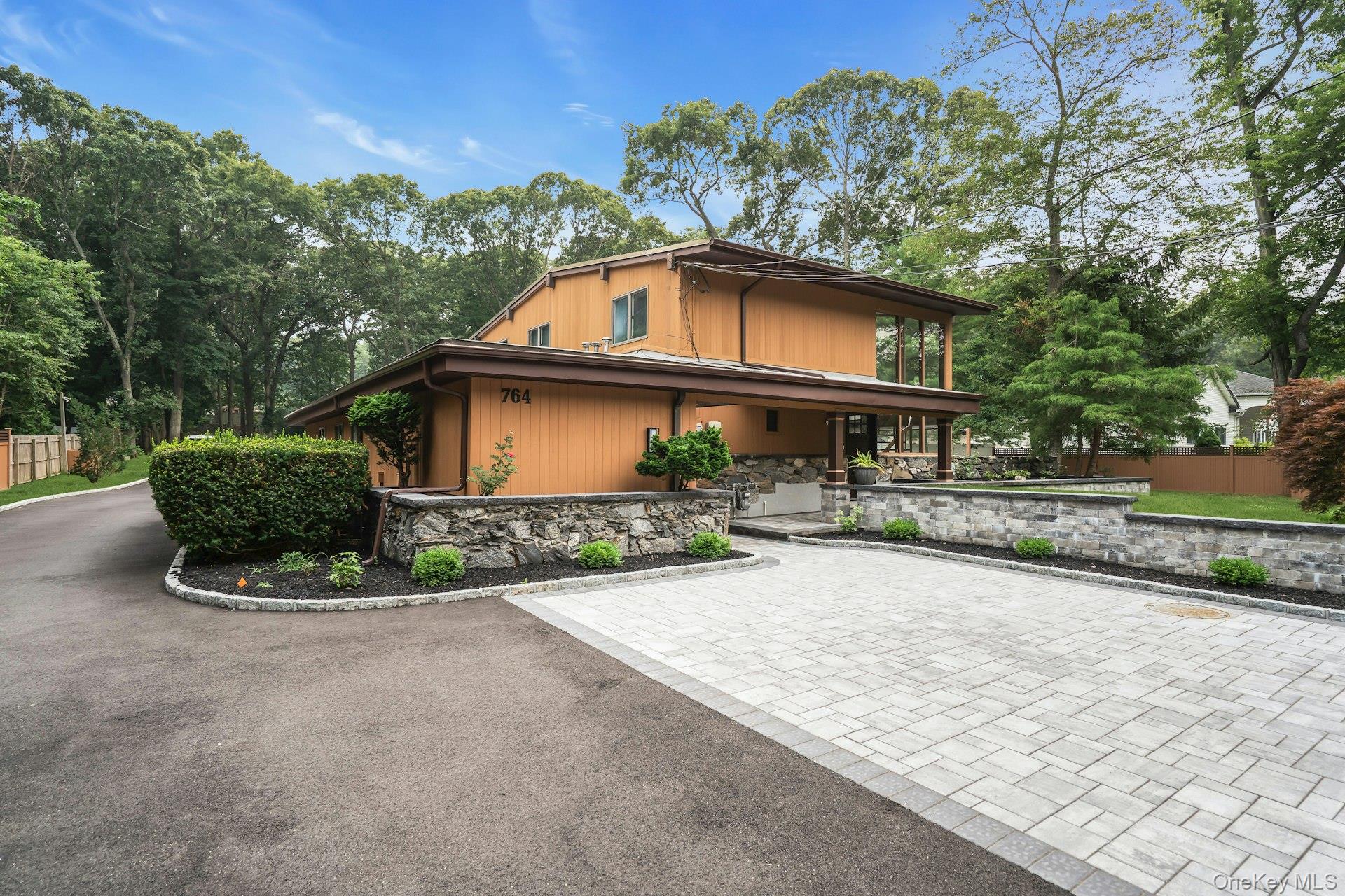 2nd image of 764 Vanderbilt Pkwy, Huntington, NY 11746 | MLS# 1027852