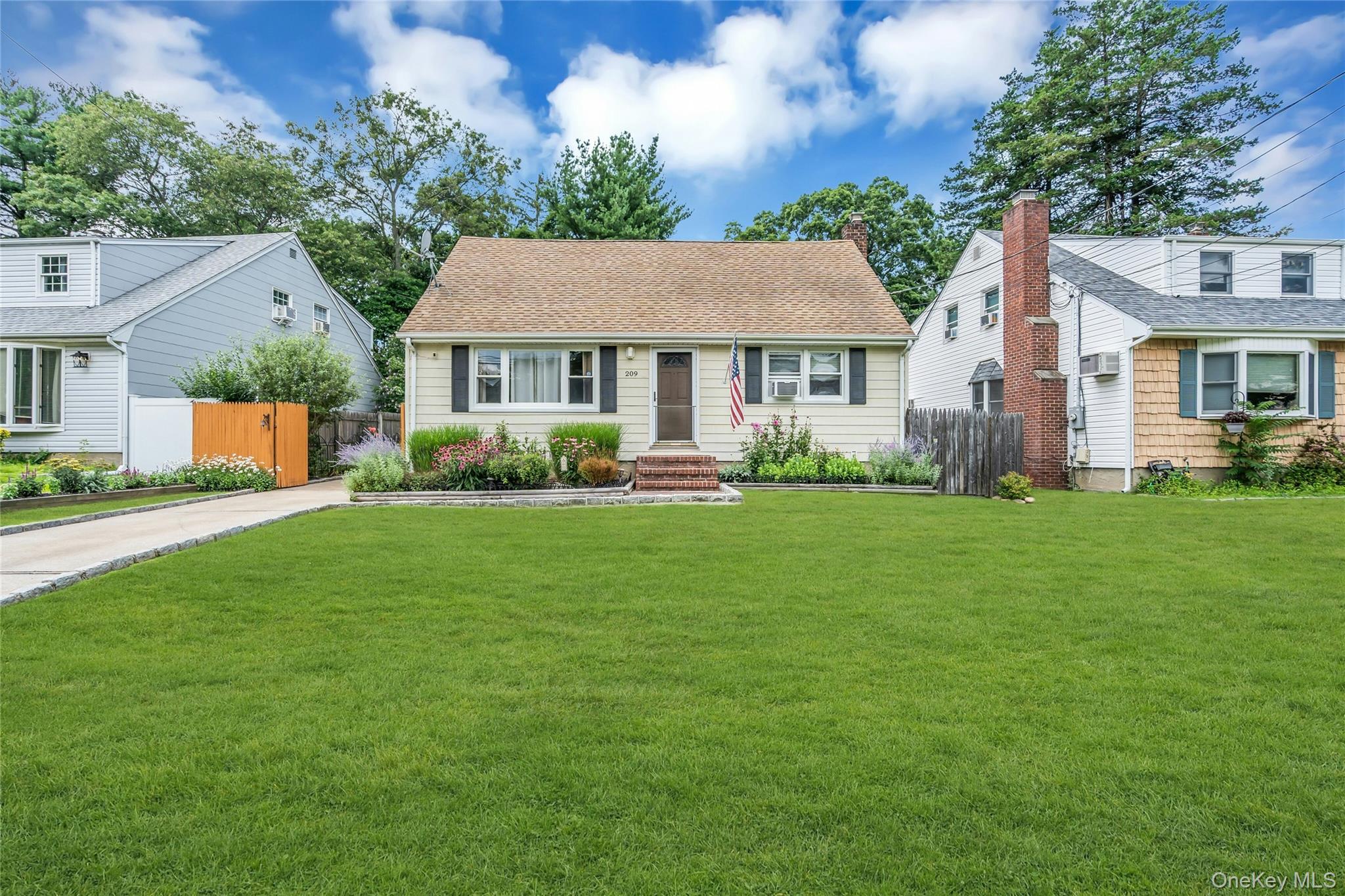 2nd image of 209 Iceland Dr, Huntington, NY 11746 | MLS# 1028092