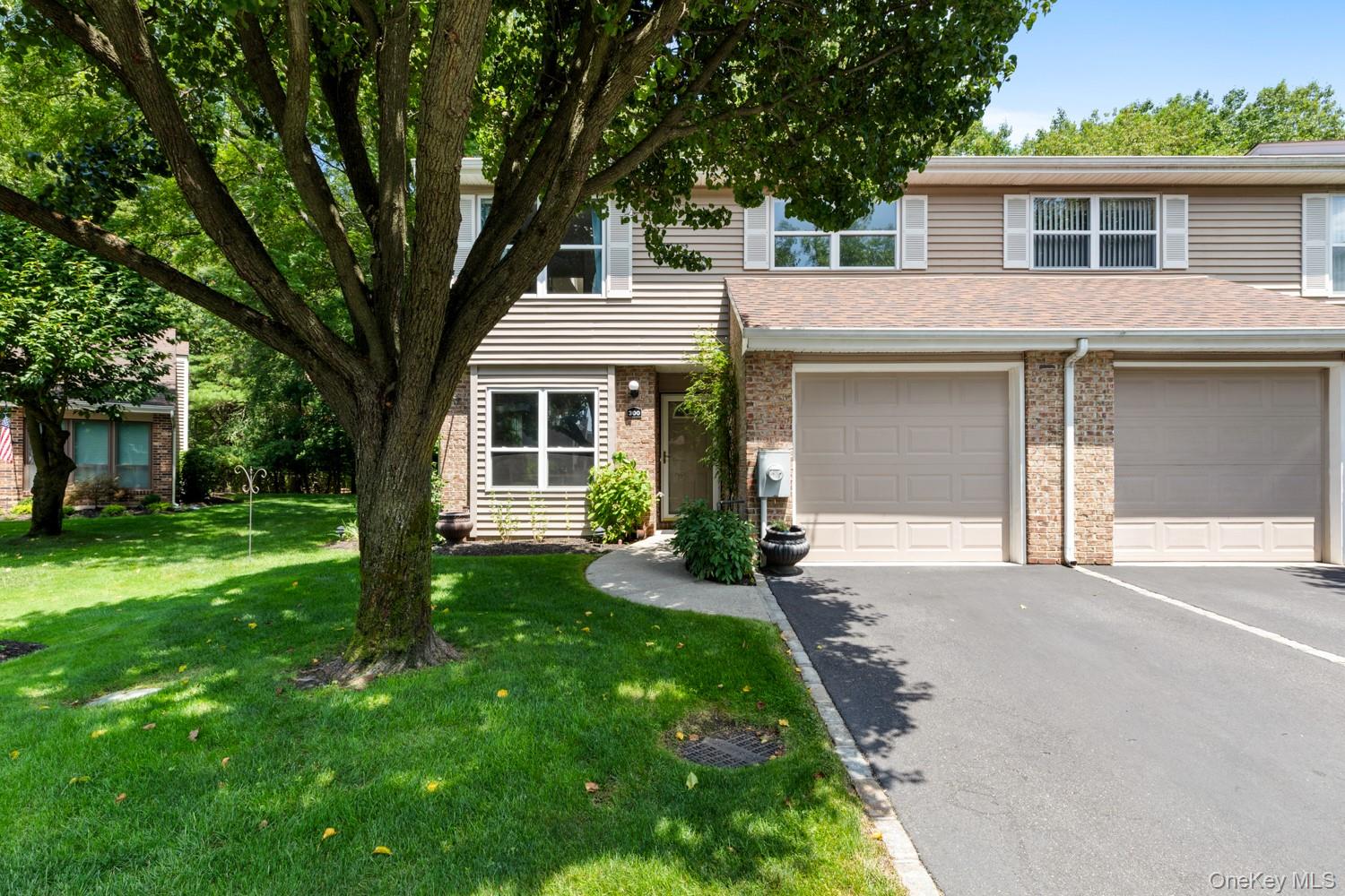 2nd image of 300 Pond View Ln, Smithtown, NY 11787 | MLS# 1028158