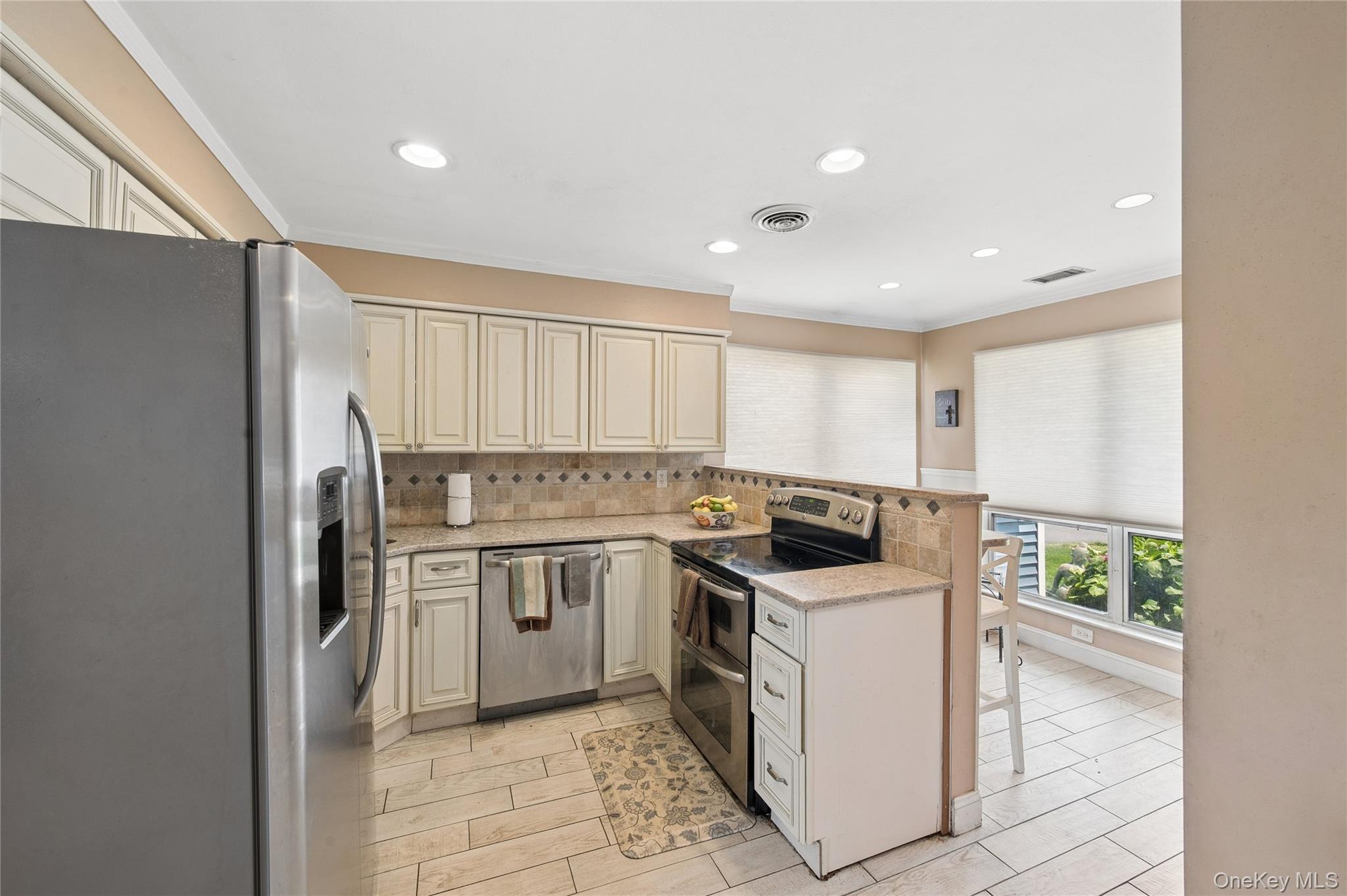 3rd image of 100 Baker Ct, Hempstead, NY 11558