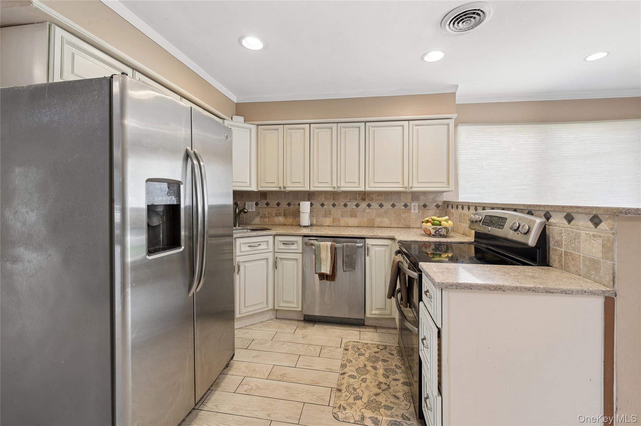4th image of 100 Baker Ct, Hempstead, NY 11558