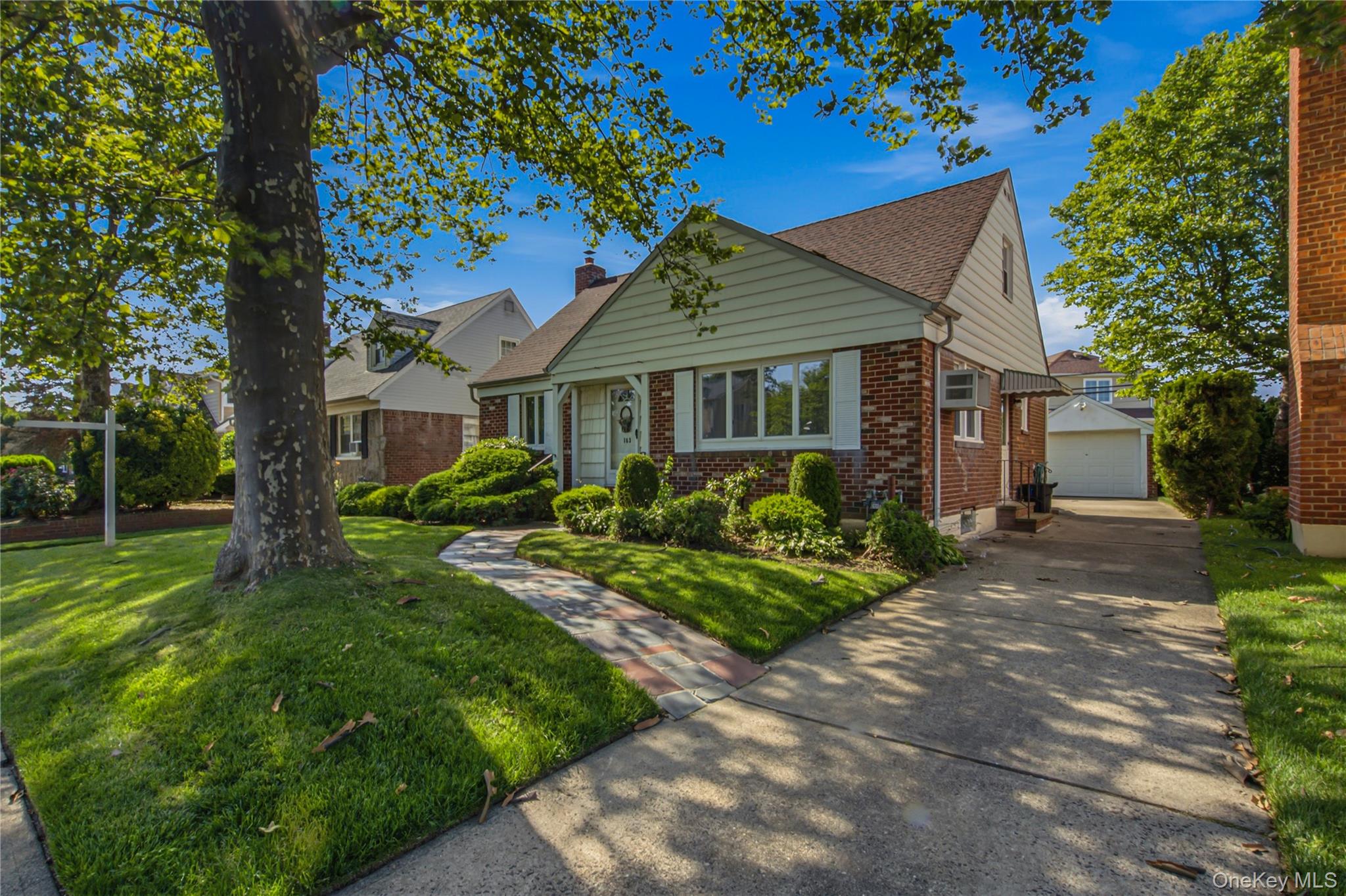 2nd image of 163 Laurel Dr, New Hyde Park, NY 11040 | MLS# 1028312