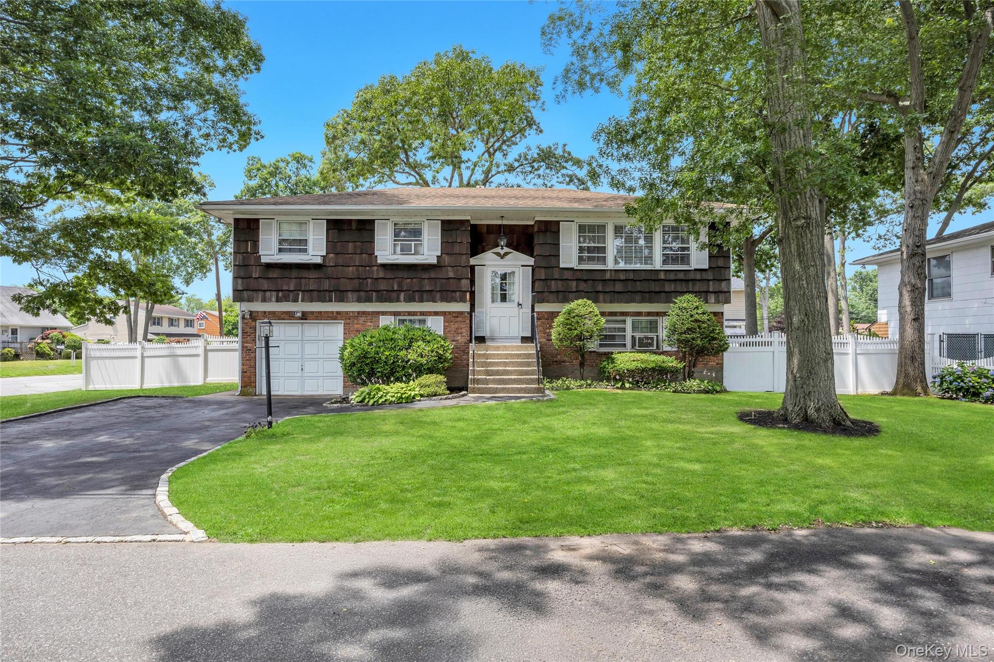 3rd image of 612 Vine St, Babylon, NY 11702 | MLS# 1028665
