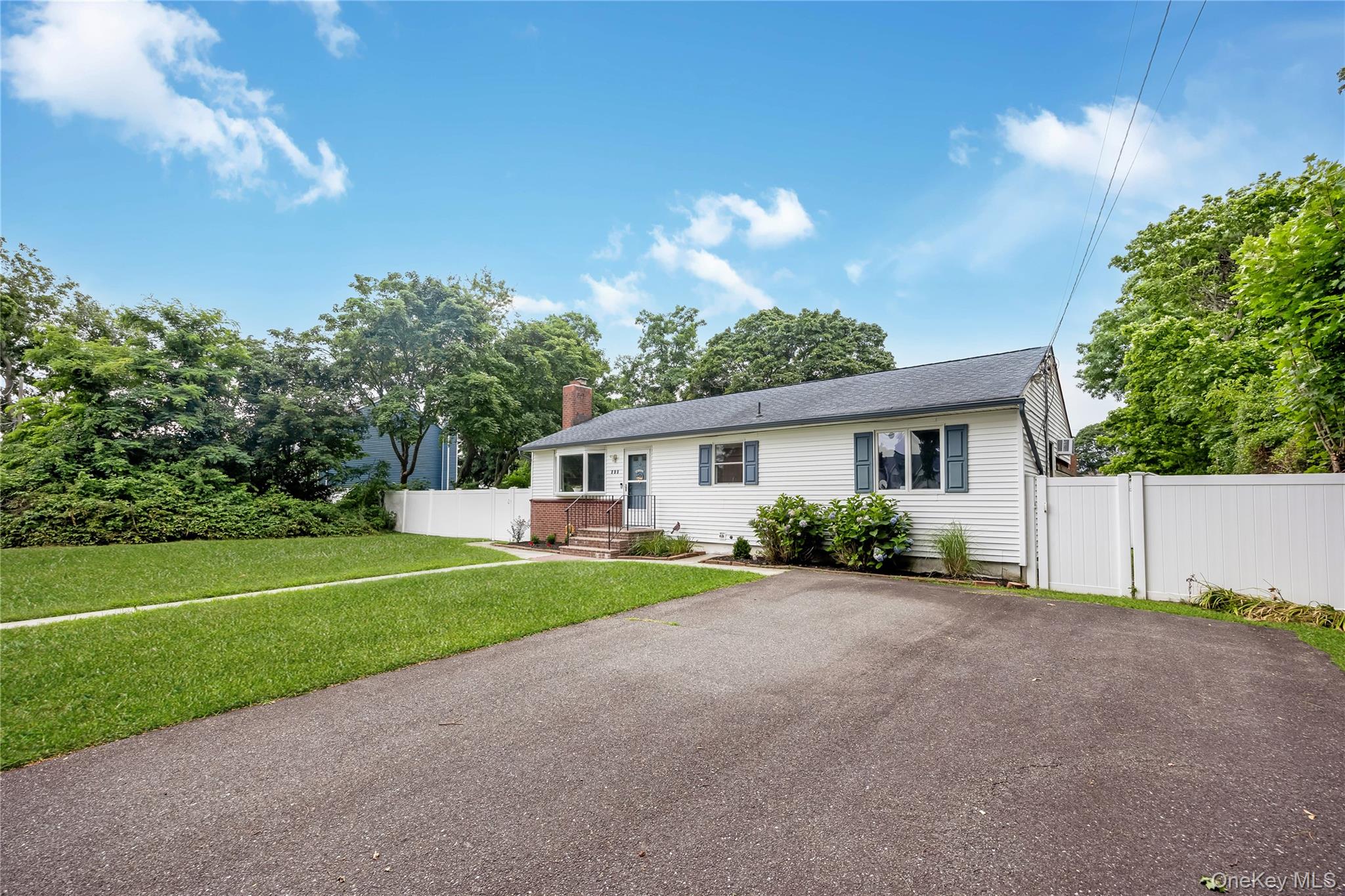 3rd image of 522 Amsterdam Ave, East Patchogue, NY 11772 | MLS# 1028985