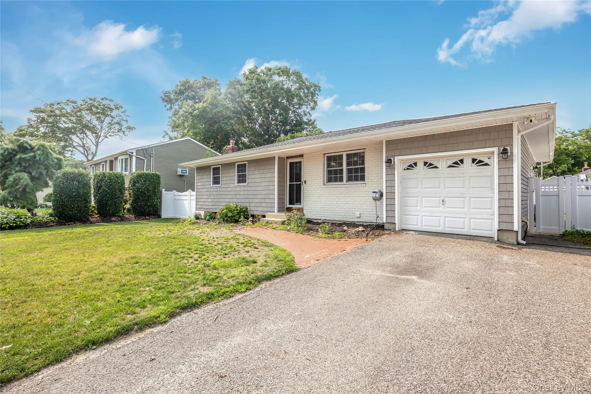 2nd image of 183 Cherokee St, Ronkonkoma, NY 11779 | MLS# 1029047