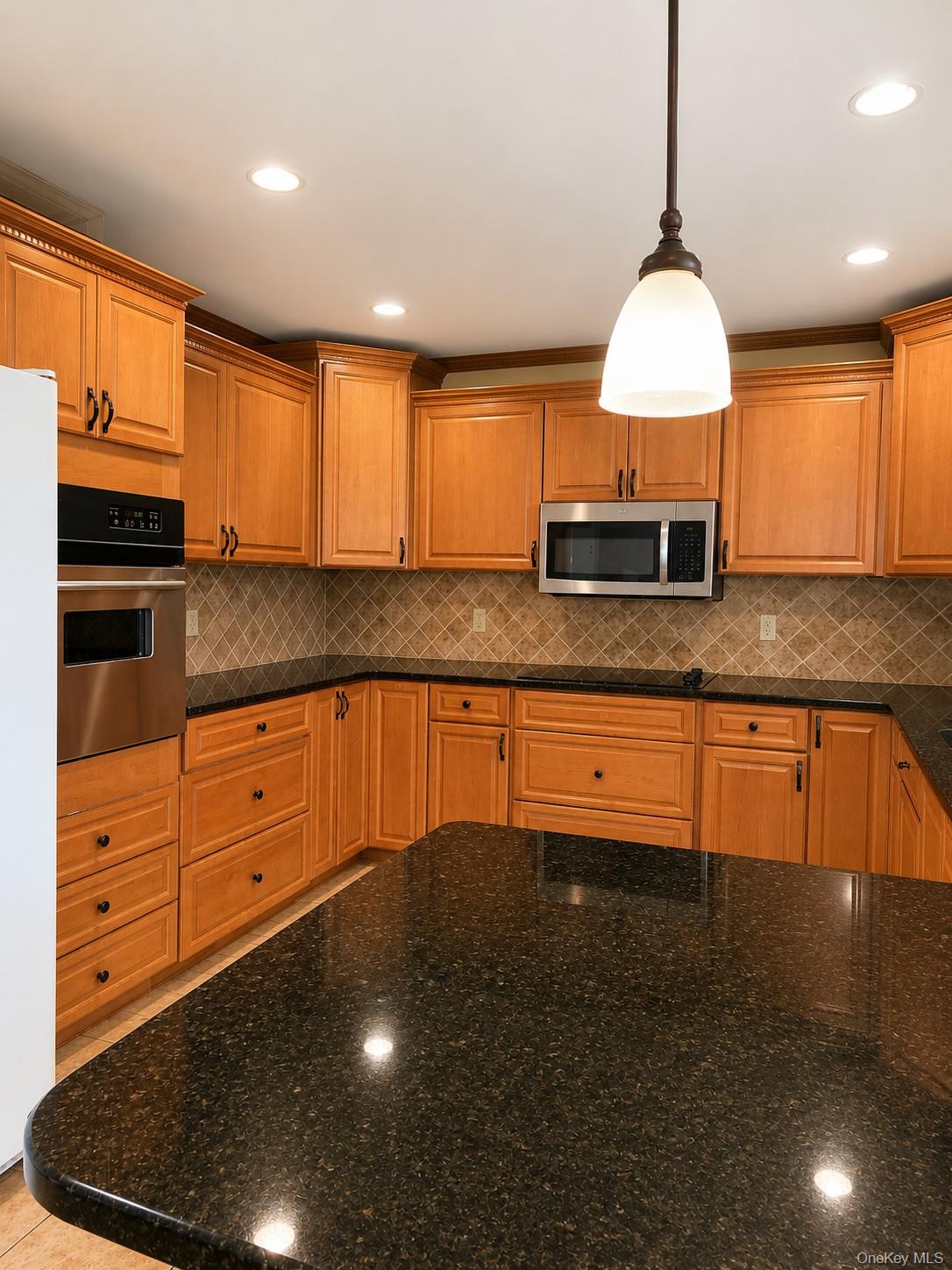 2nd image of 180 Sutton Manor Rd, New Rochelle, NY 10801 | MLS# 1029106