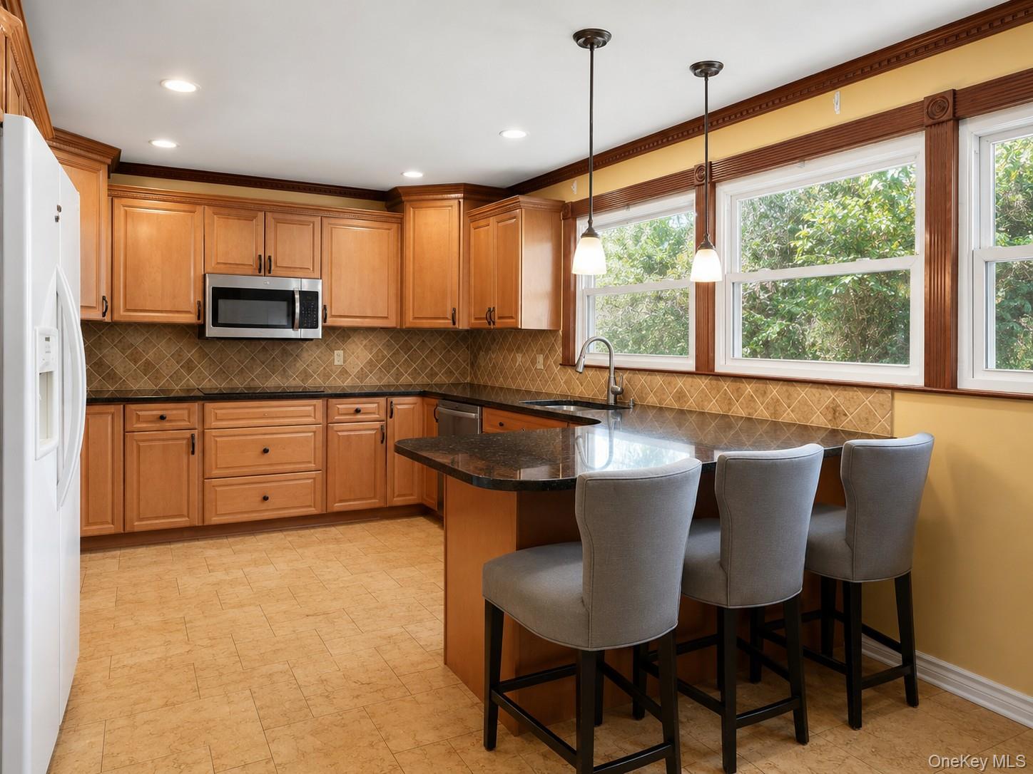 3rd image of 180 Sutton Manor Rd, New Rochelle, NY 10801 | MLS# 1029106