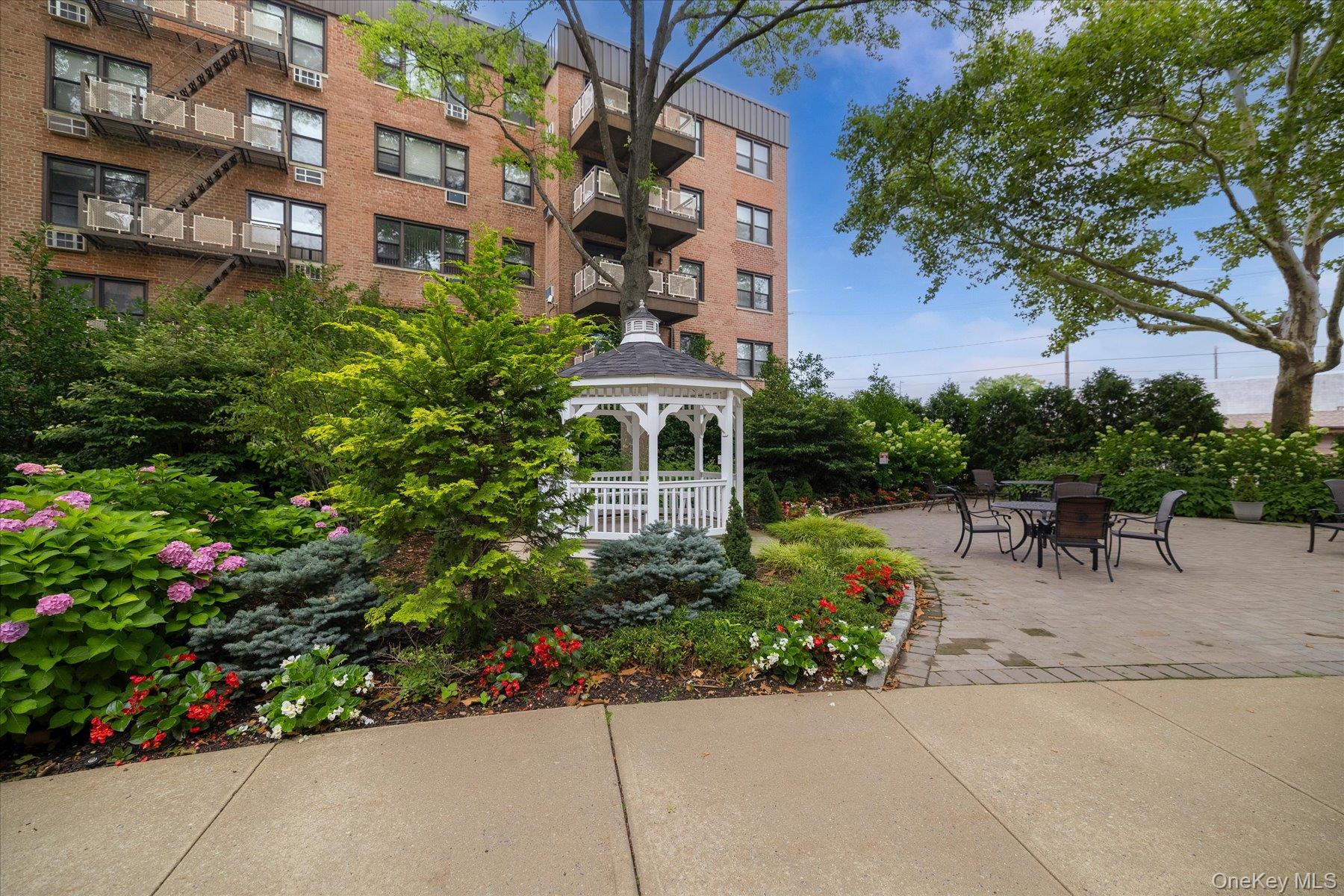 2nd image of 6 Birchwood Ct, Hempstead, NY 11501
