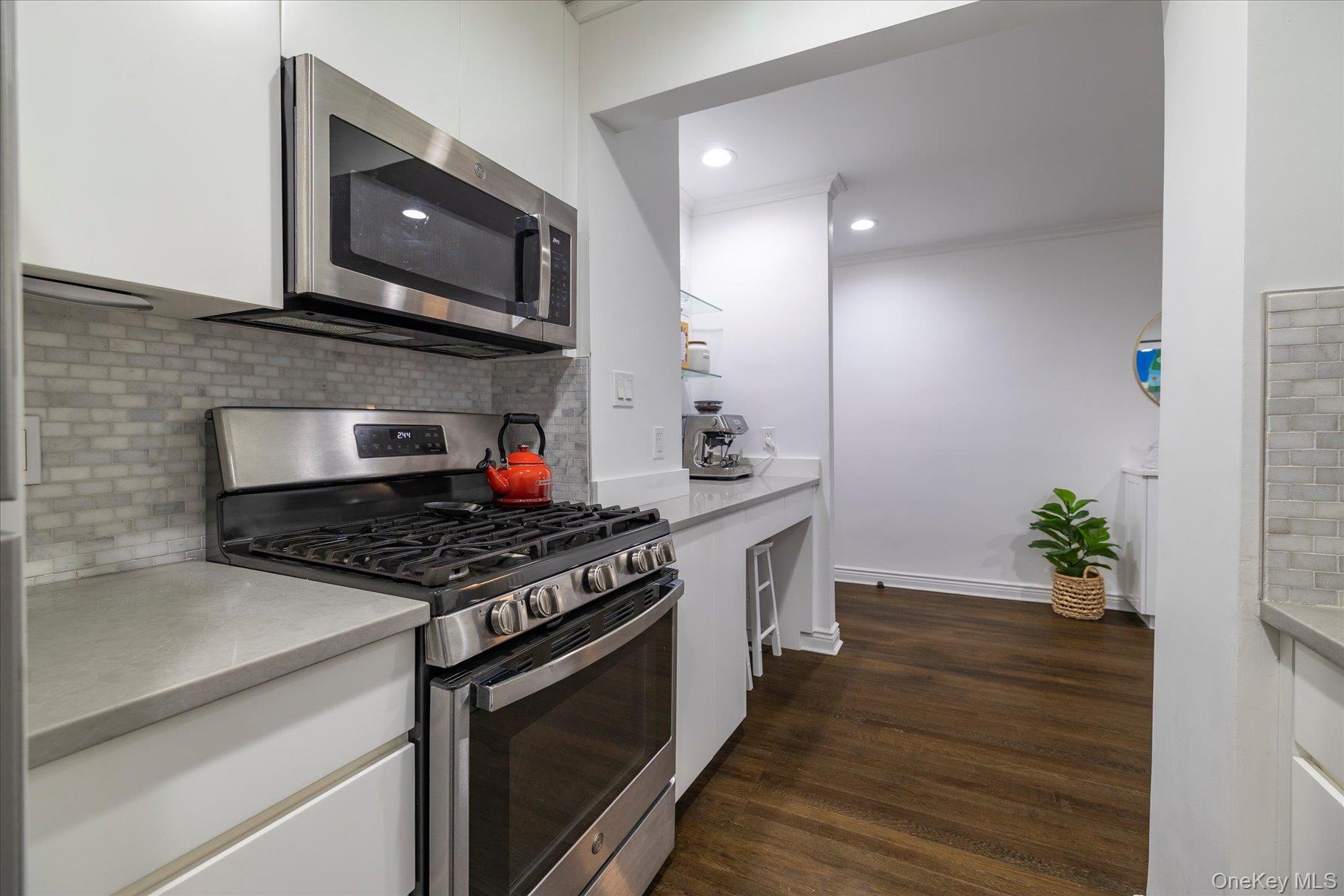 2nd image of 6 Birchwood Court #3B, Hempstead, NY 11501 | MLS# 1029128