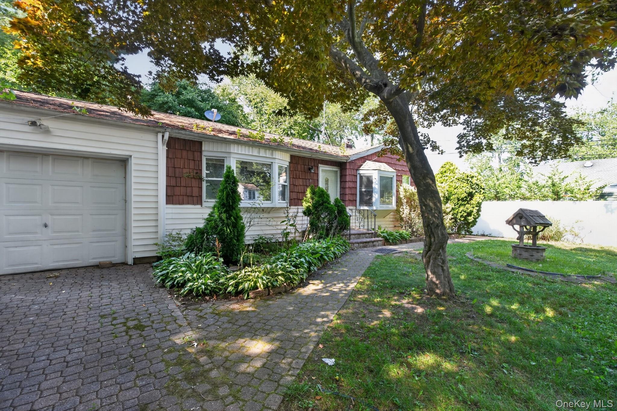 3rd image of 3 Hickory Pl, Islip, NY 11706 | MLS# 1029205