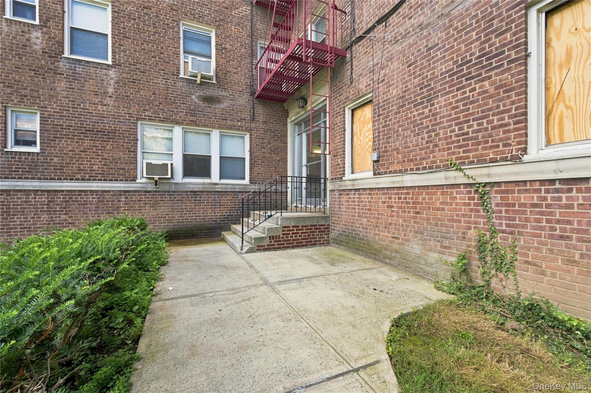 3rd image of 5410 Netherland Ave, New York City, NY 10471