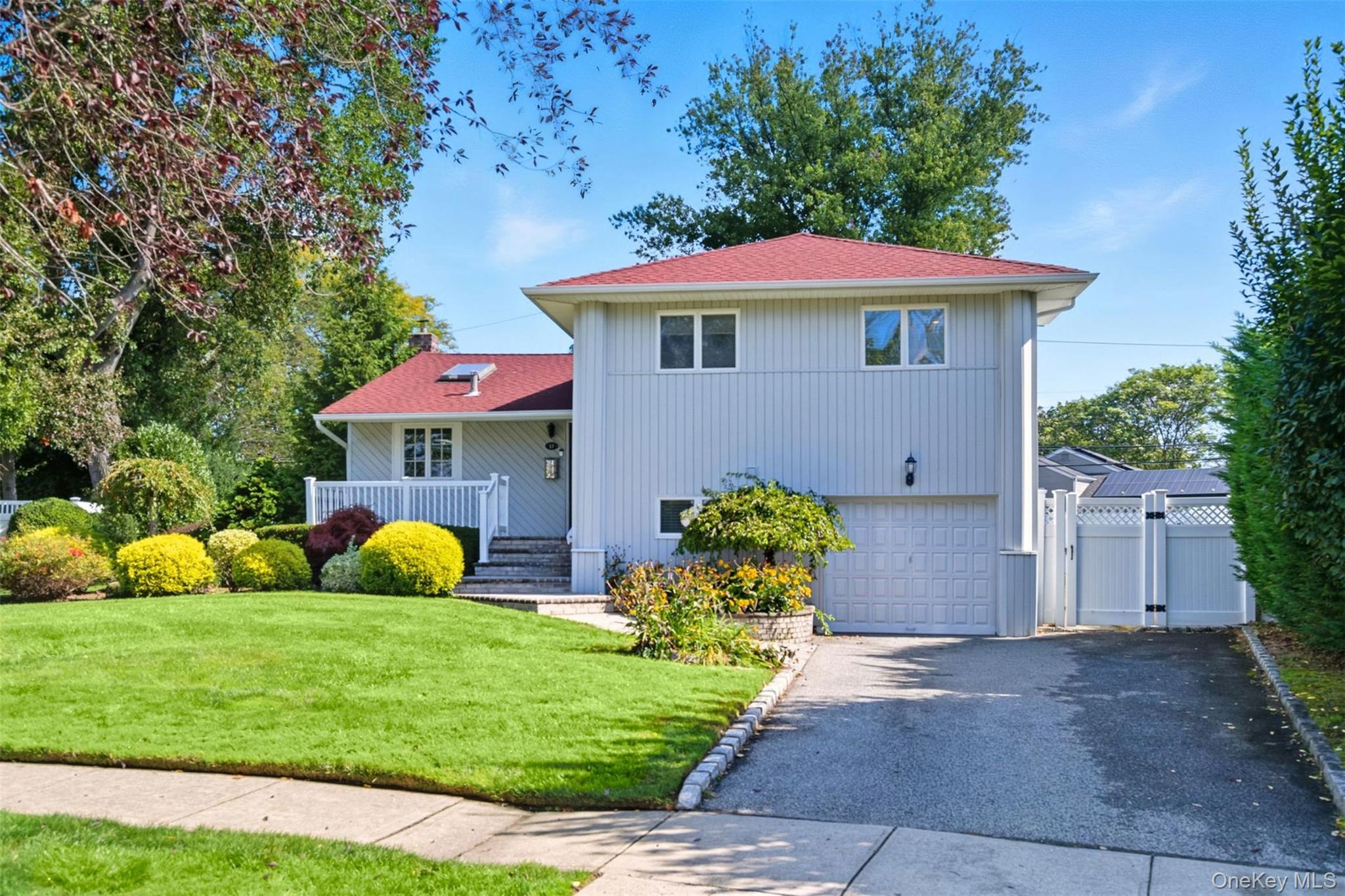 2nd image of 17 Willben Ln, Oyster Bay, NY 11803 | MLS# 1029484
