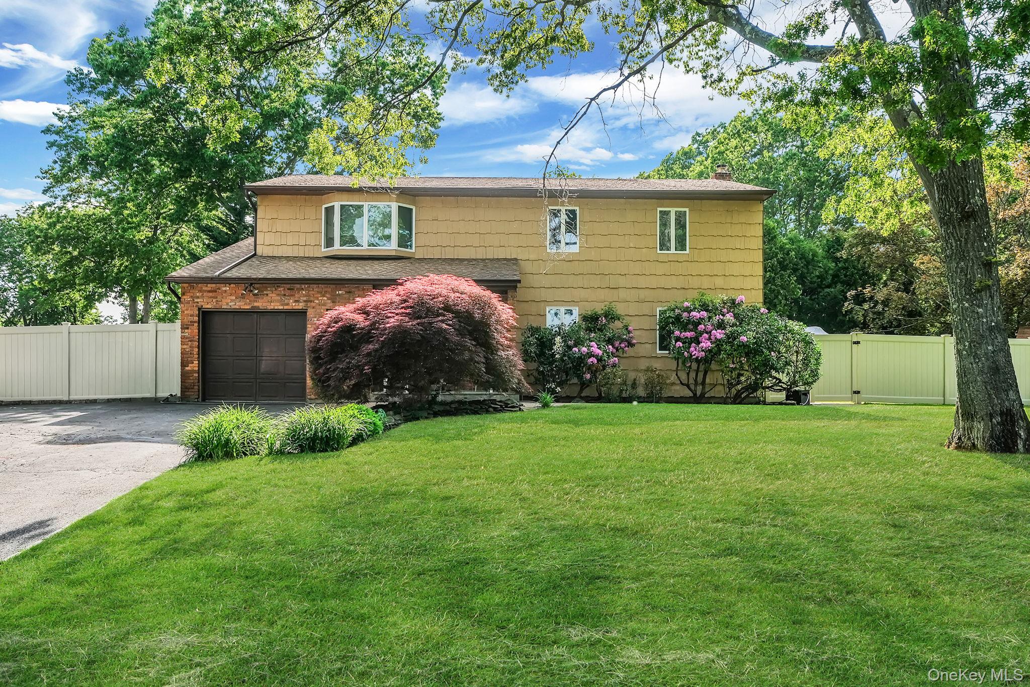 2nd image of 26 Heritage Pl S, Smithtown, NY 11767 | MLS# 1029526
