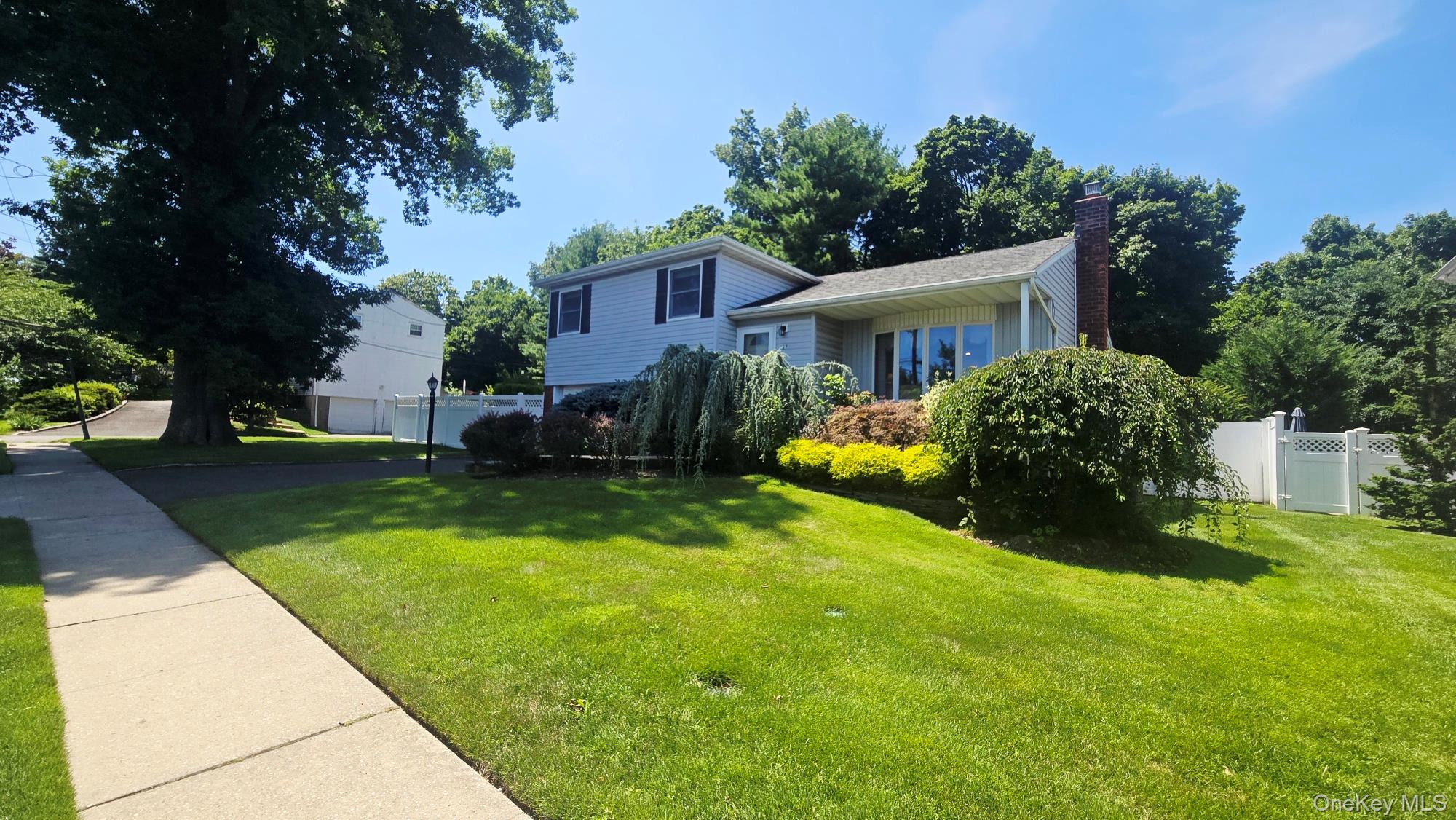 2nd image of 27 Humphrey Dr, Oyster Bay, NY 11791 | MLS# 1029538