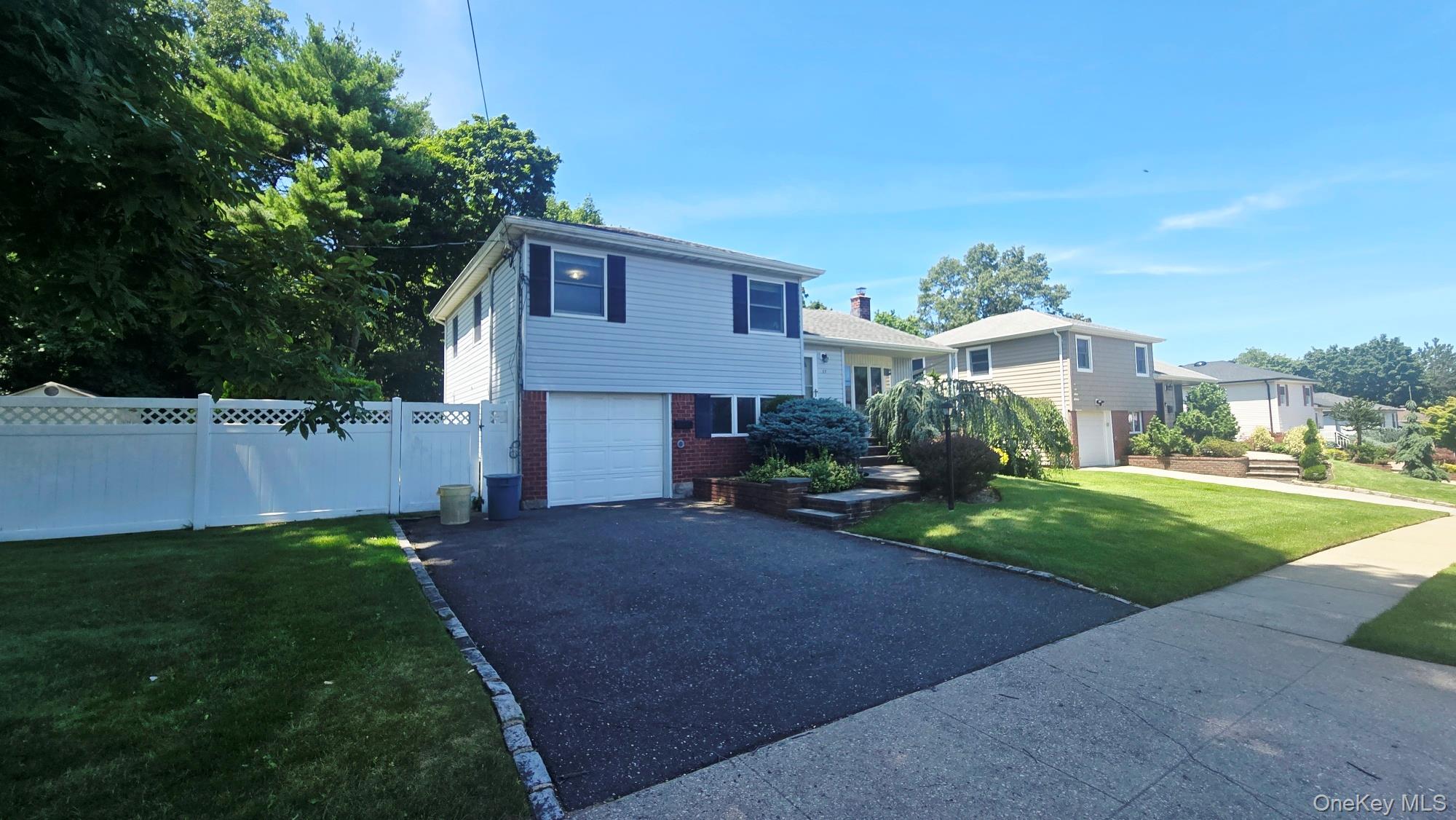 3rd image of 27 Humphrey Dr, Oyster Bay, NY 11791 | MLS# 1029538