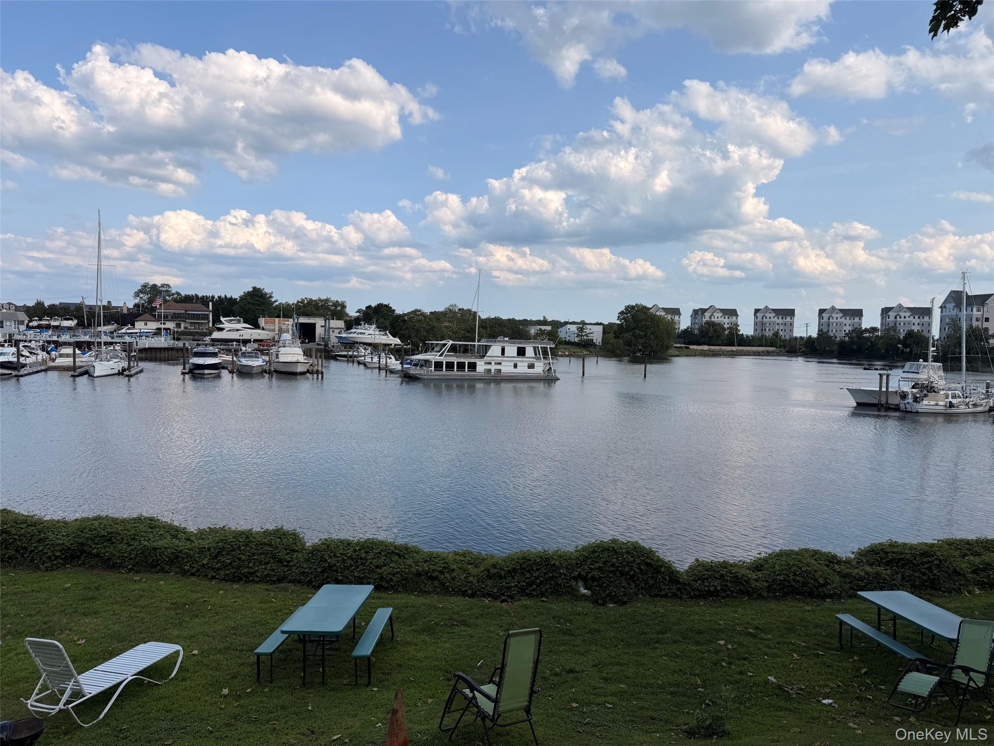 2nd image of 20 Shady Gln Ct, New Rochelle, NY 10805