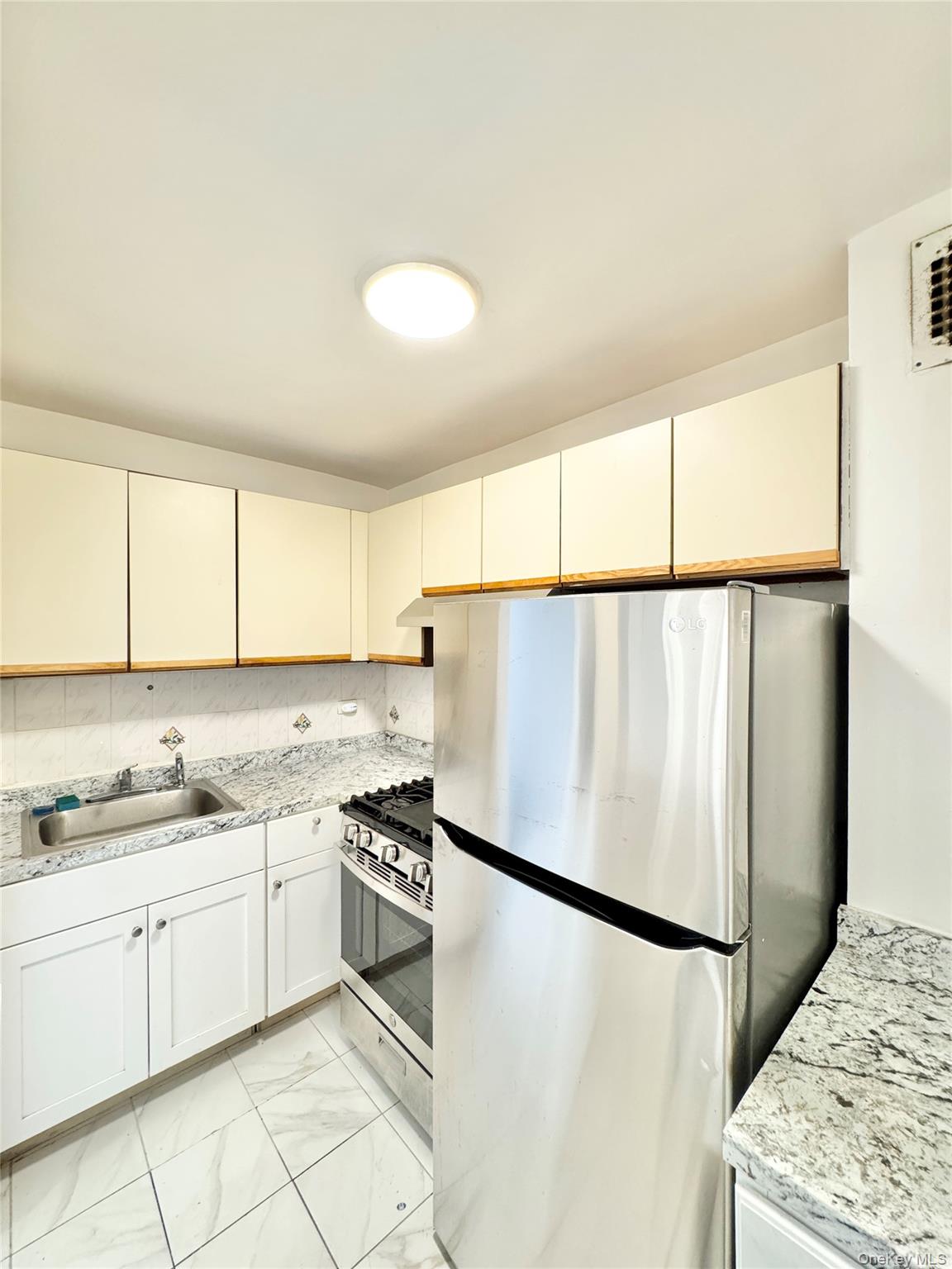 4th image of 83-25 Vietor Ave, New York, NY 11373