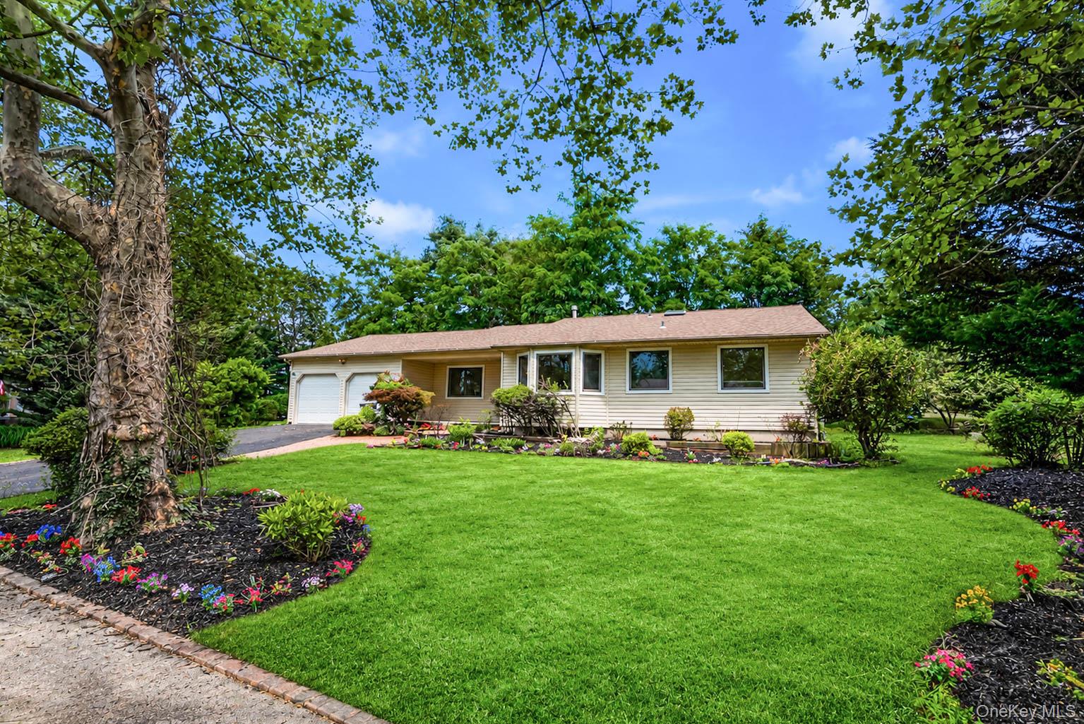 3rd image of 15 Dix Cir, Huntington, NY 11746 | MLS# 1029801