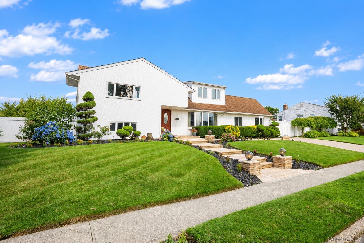 2nd image of 61 Hemlock Ln, Oyster Bay, NY 11762 | MLS# 1029813
