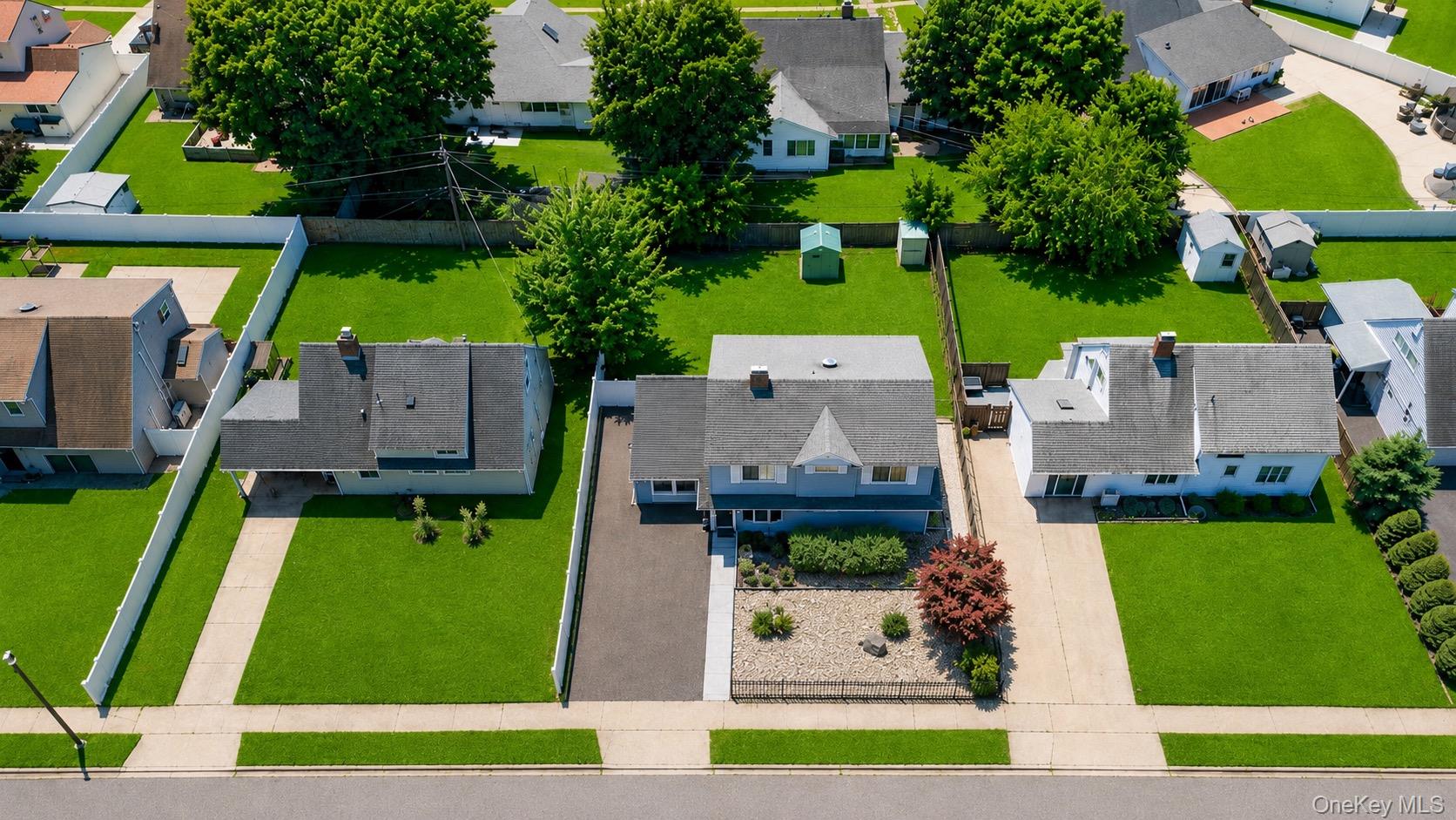 2nd image of 40 Blueberry Ln, Oyster Bay, NY 11801 | MLS# 1029859